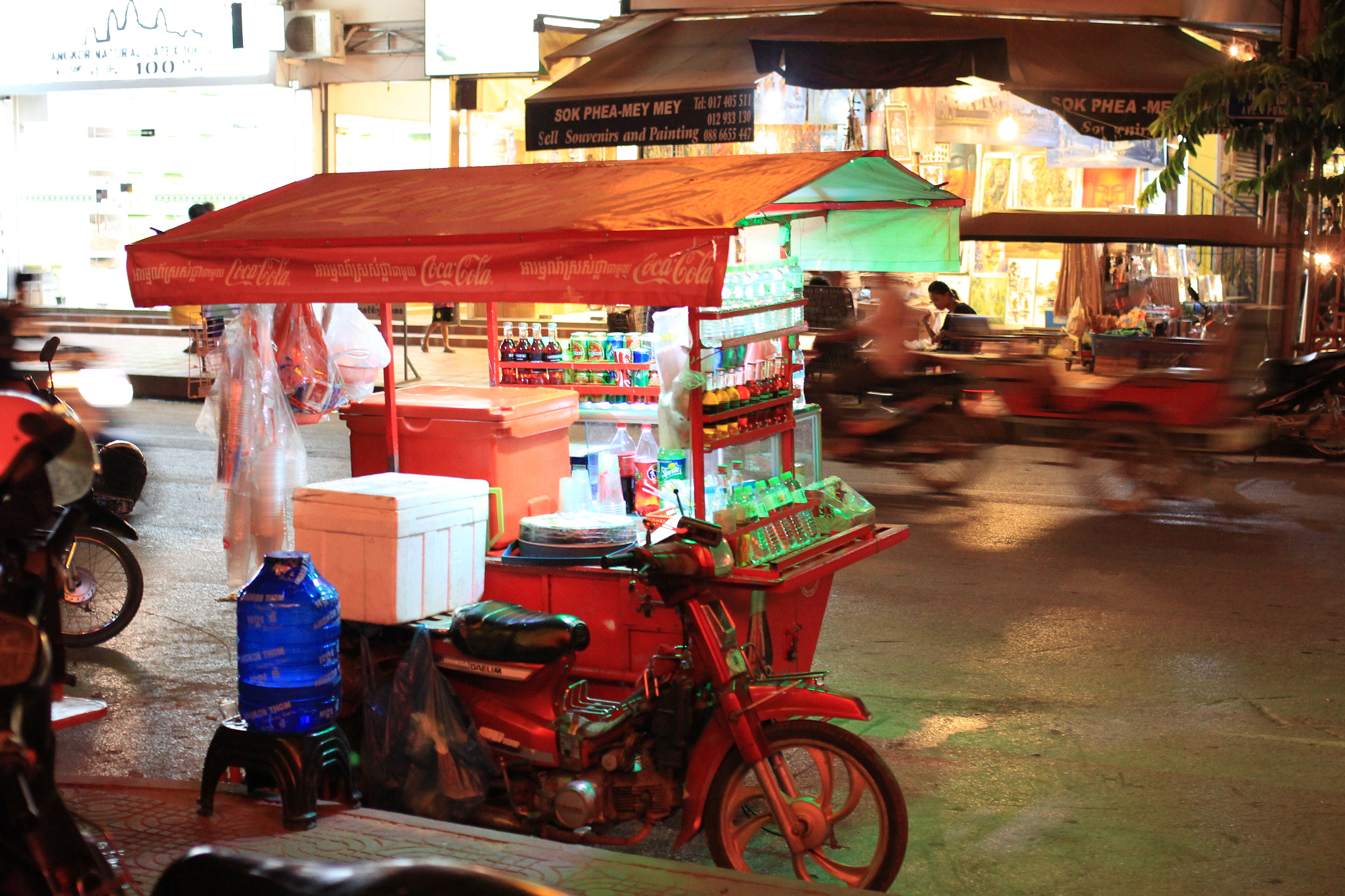 Canon EOS 60D + Canon EF 35mm F2 sample photo. Night city photography
