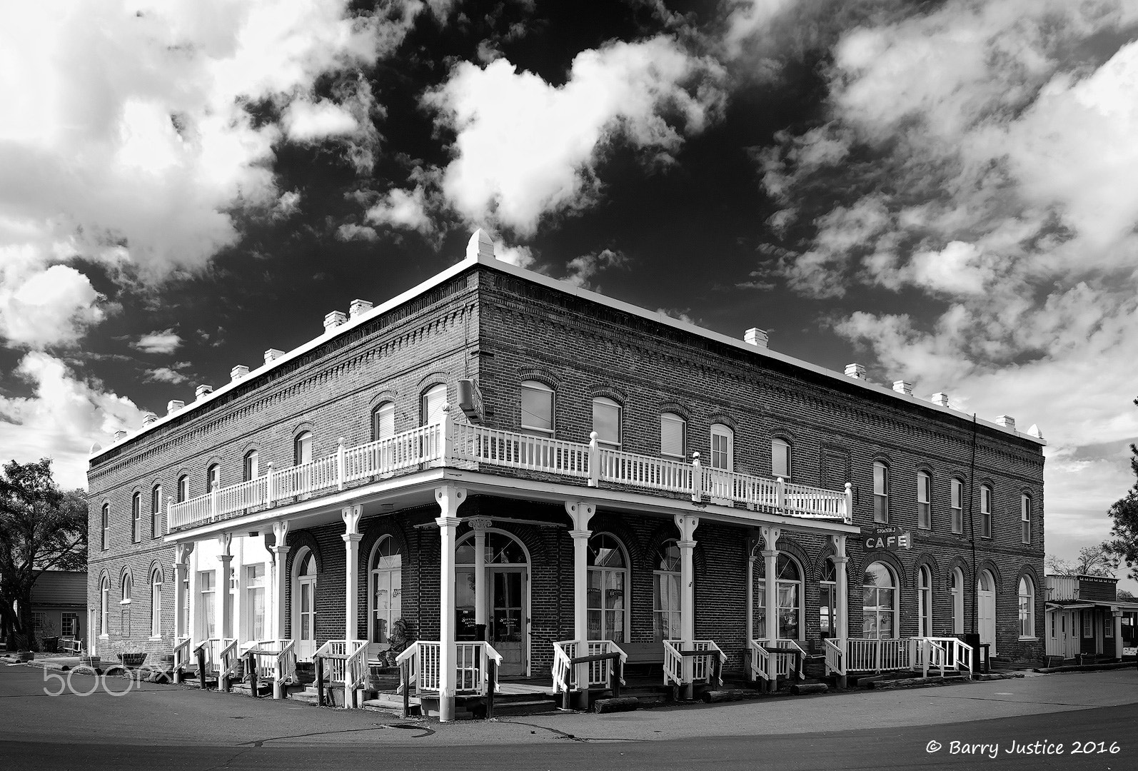Fujifilm X-T2 + Fujifilm XF 14mm F2.8 R sample photo. Shaniko hotel photography