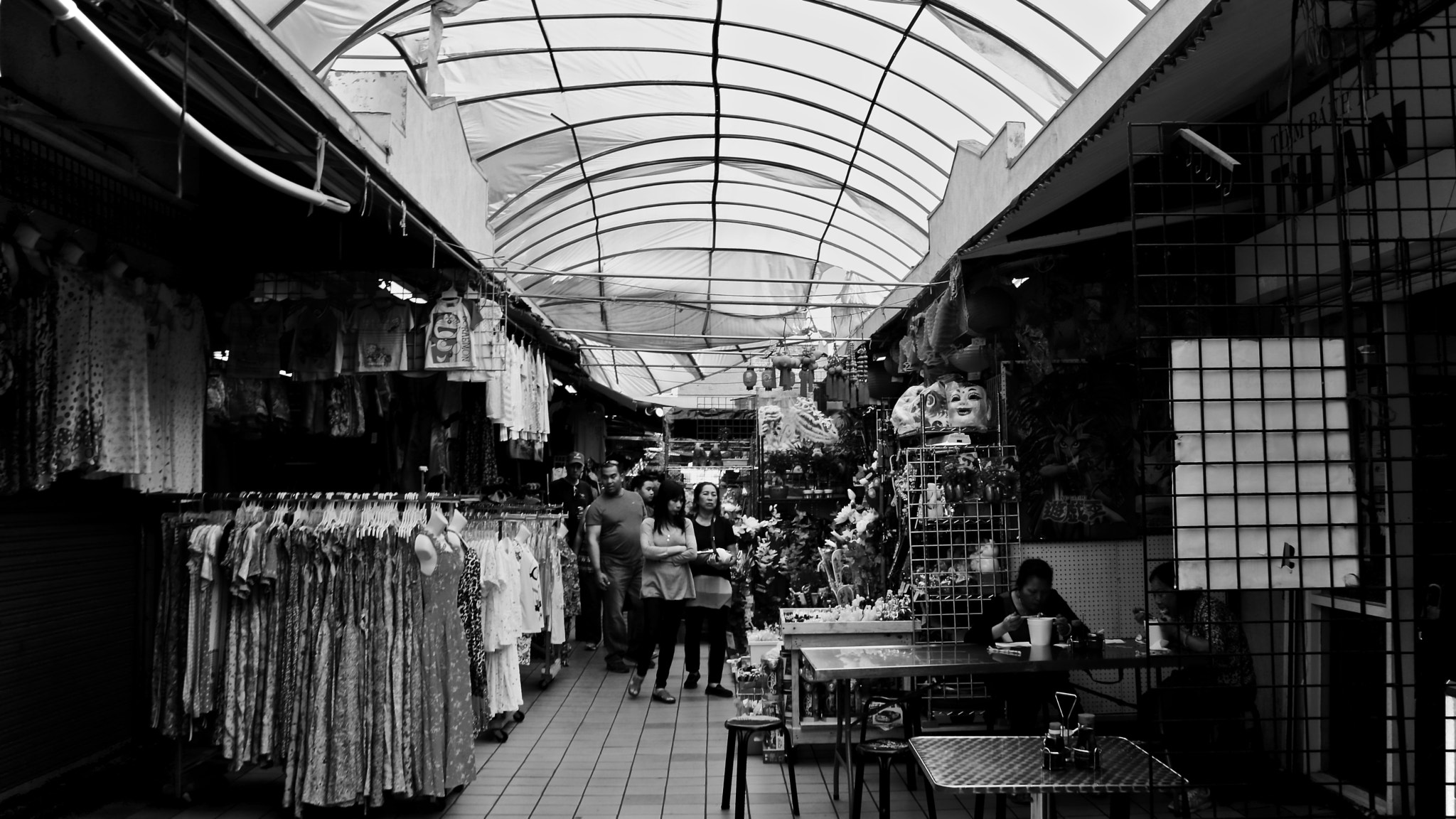 Canon EOS 750D (EOS Rebel T6i / EOS Kiss X8i) + Sigma 18-200mm f/3.5-6.3 DC OS sample photo. The depths of chinatown photography