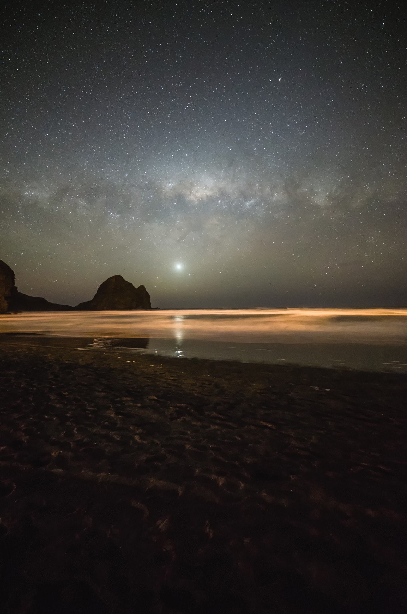 Samyang 14mm F2.8 ED AS IF UMC sample photo. Venus beside taitomo island piha photography