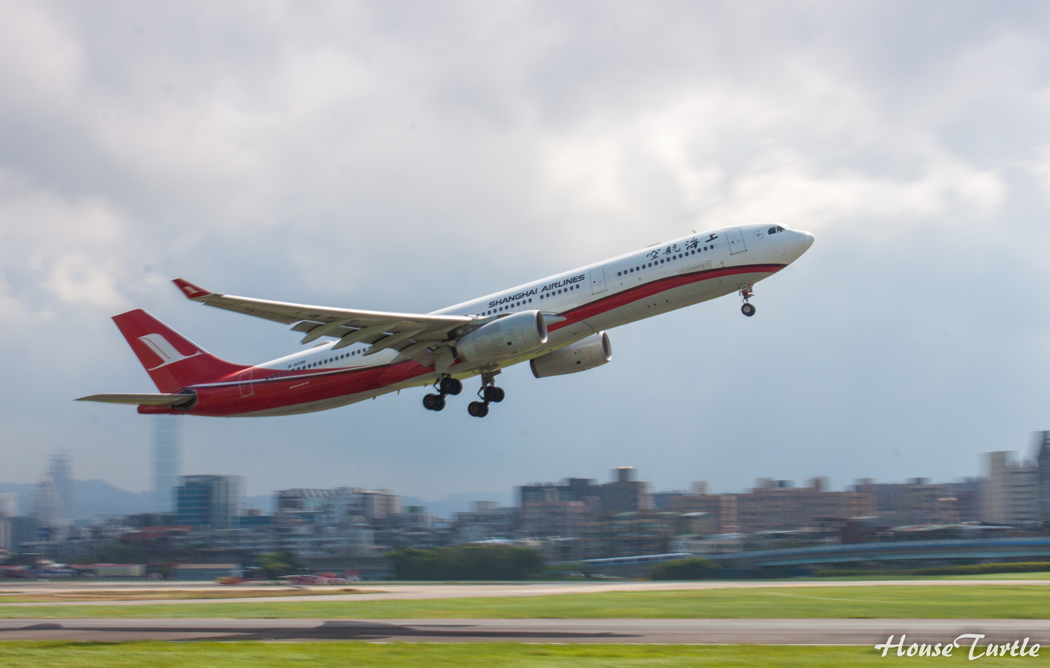 Canon EOS 500D (EOS Rebel T1i / EOS Kiss X3) sample photo. Shanghai airlines / tsa / taipei / taiwan photography