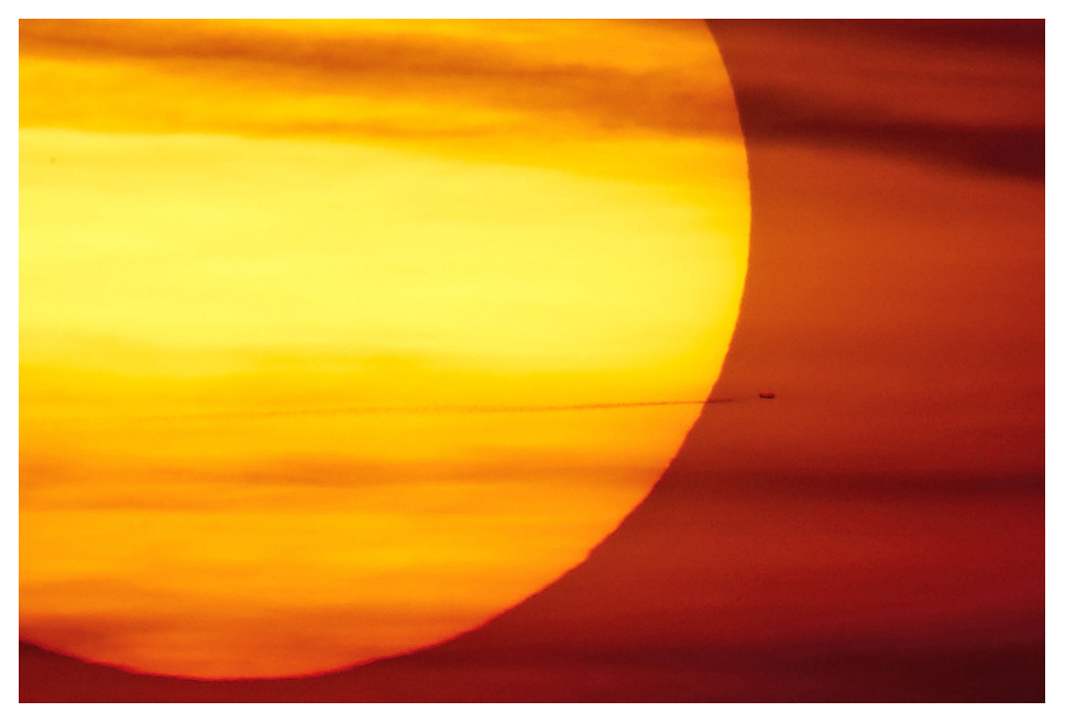 Sony ILCA-77M2 + Sony 70-400mm F4-5.6 G SSM II sample photo. Big sun photography