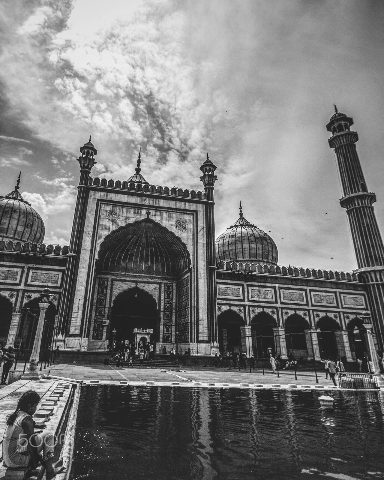Sigma 10-20mm F3.5 EX DC HSM sample photo. A girl cleansing her feet at the jama masjid, new delhi. photography