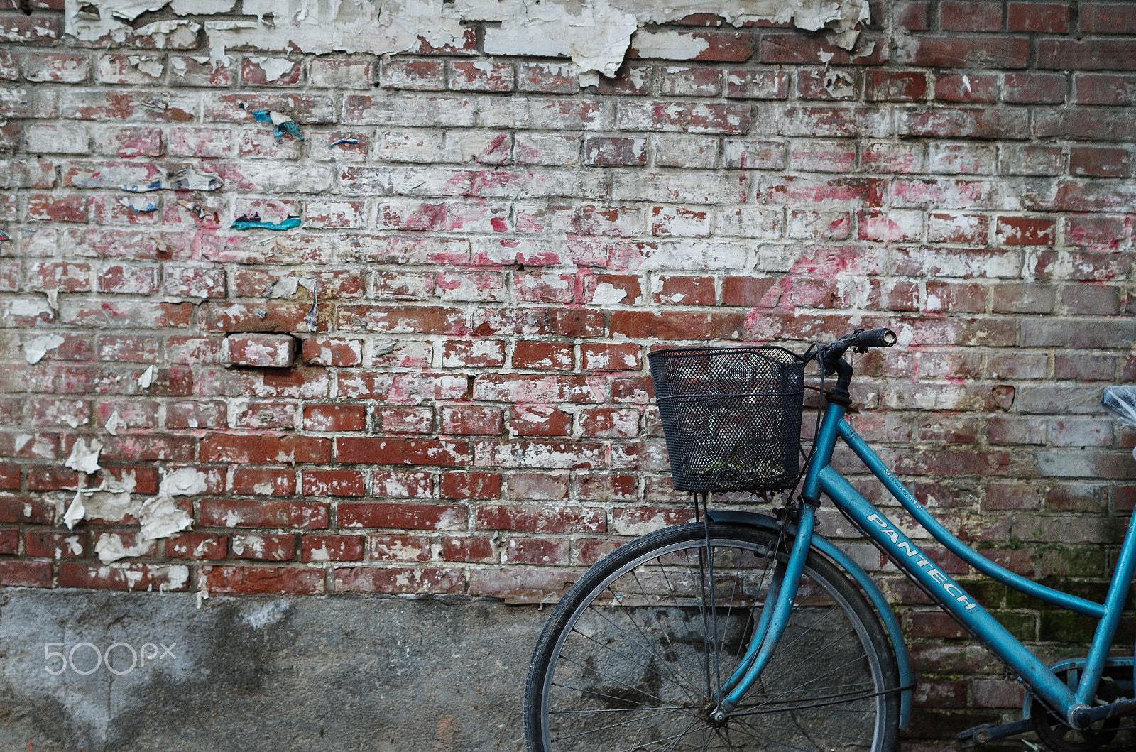 Pentax K-30 sample photo. 大杂院-lean against the wall photography