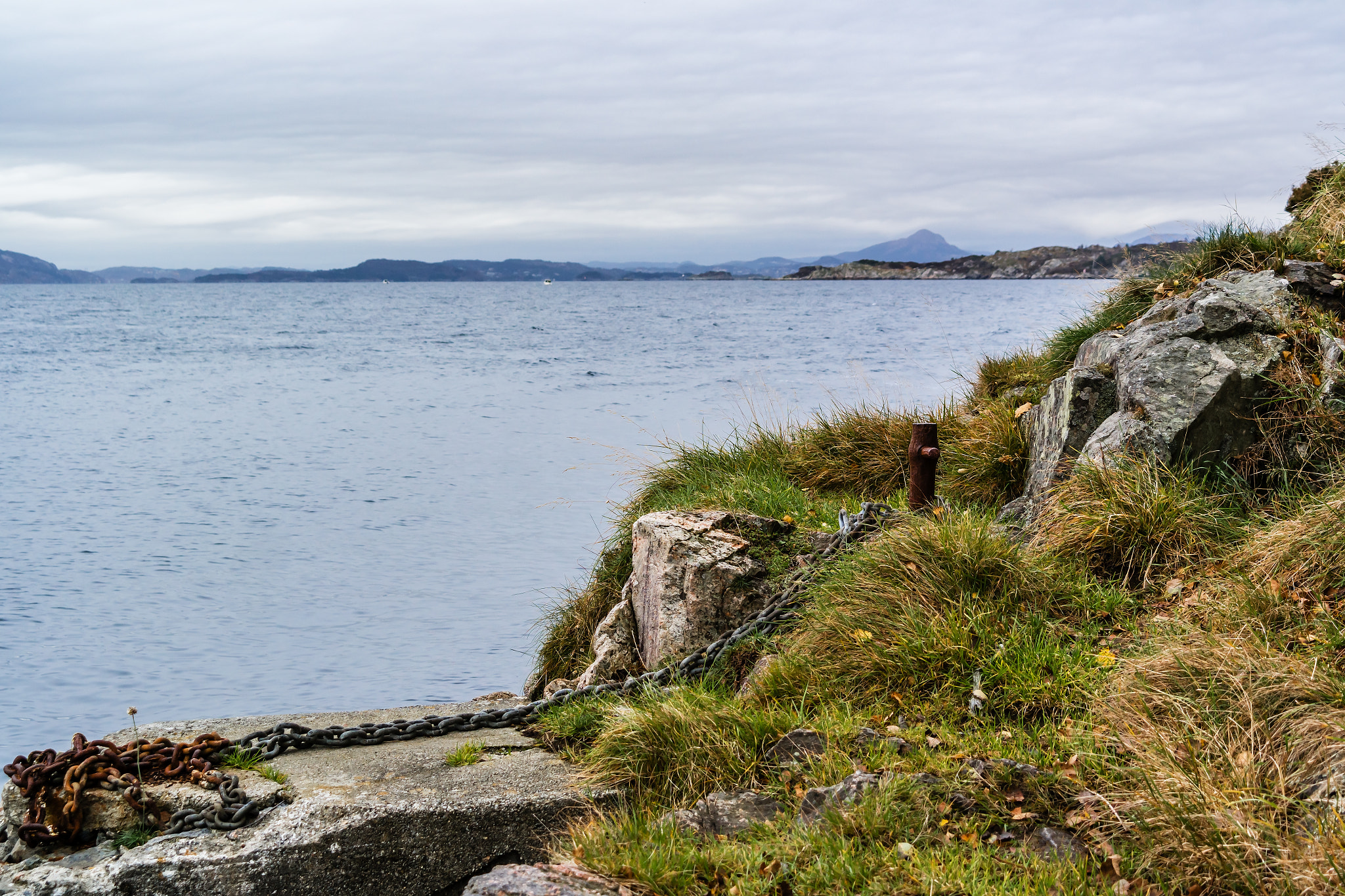 Samsung NX30 + Samsung NX 18-55mm F3.5-5.6 OIS sample photo. "old bollard" photography