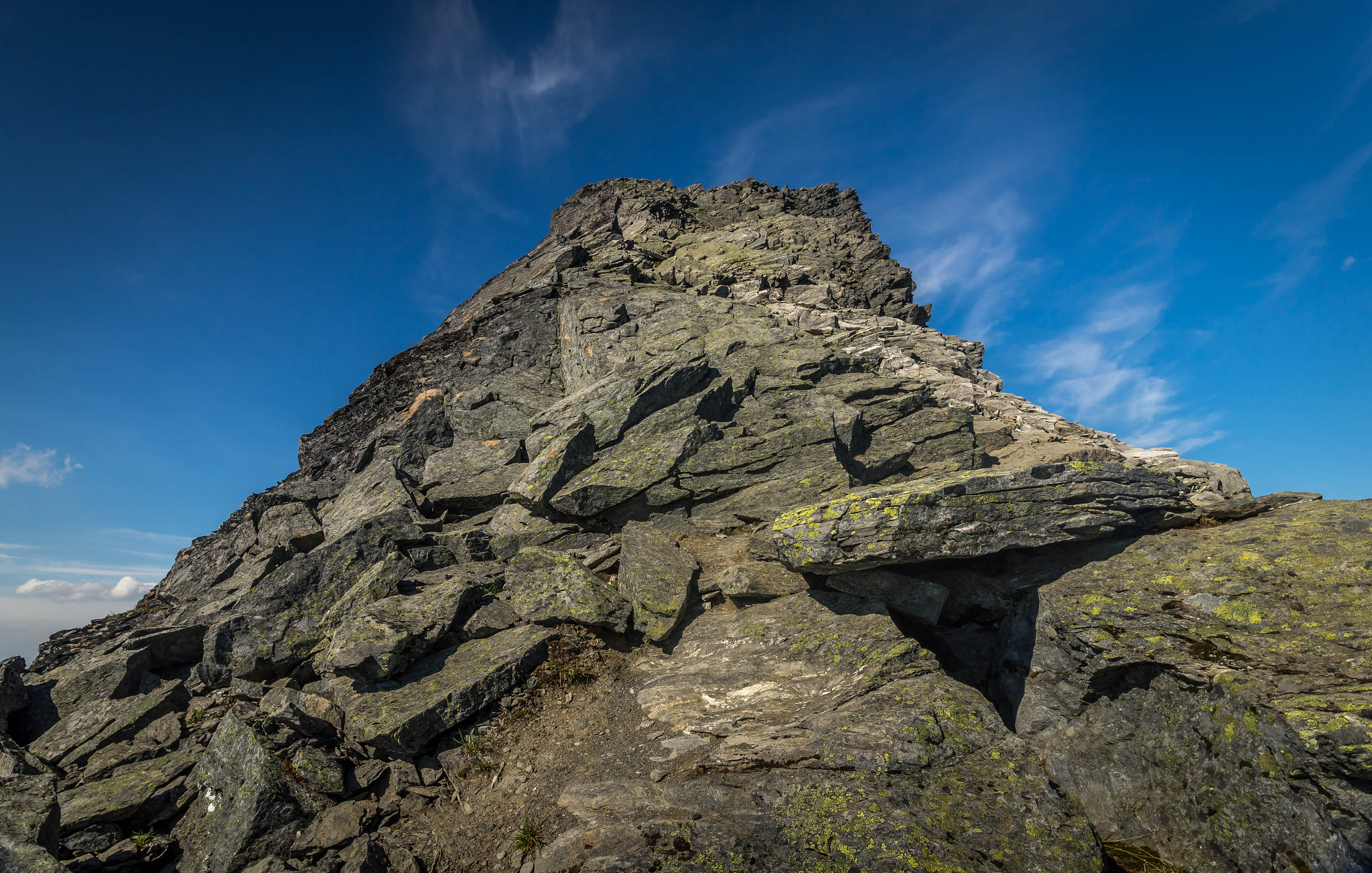 Sony a7 II sample photo. Slogen. the final scramble for the summit. photography