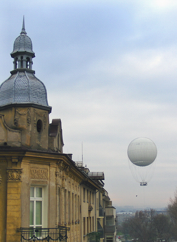 HP PHOTOSMART R927  (V01.00) sample photo. Rooftops & balloon photography