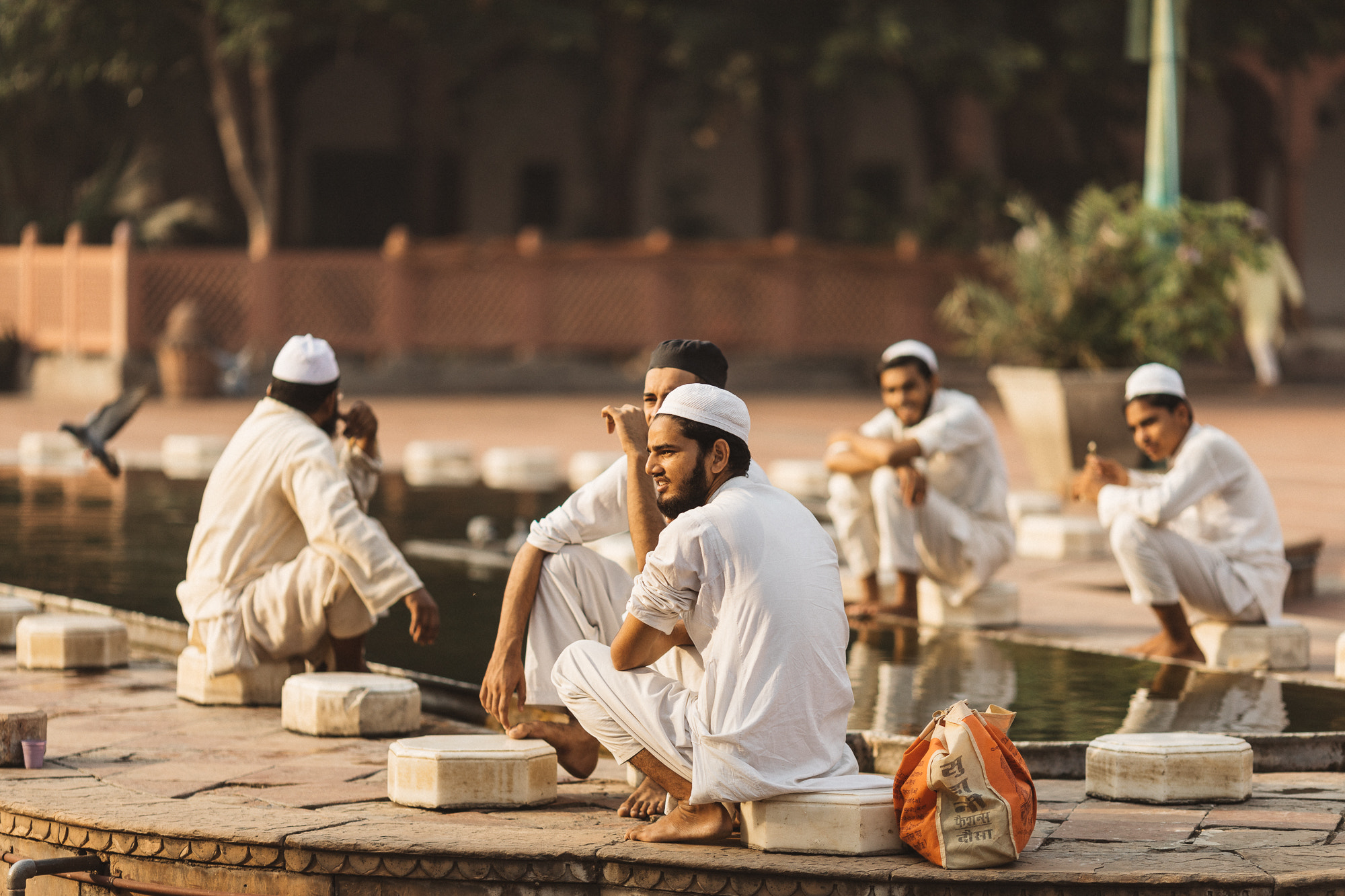 Canon EOS 5D Mark IV + Canon EF 135mm F2L USM sample photo. Morning break near the spice market at delhi photography