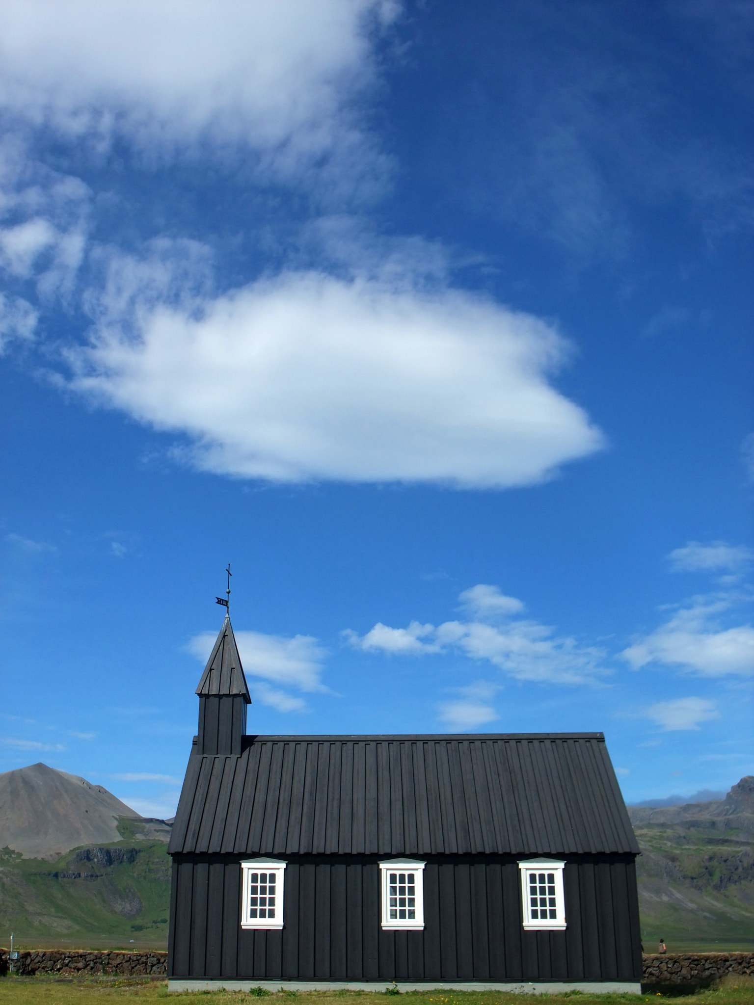 Fujifilm FinePix F200EXR sample photo. A chapel in iceland photography