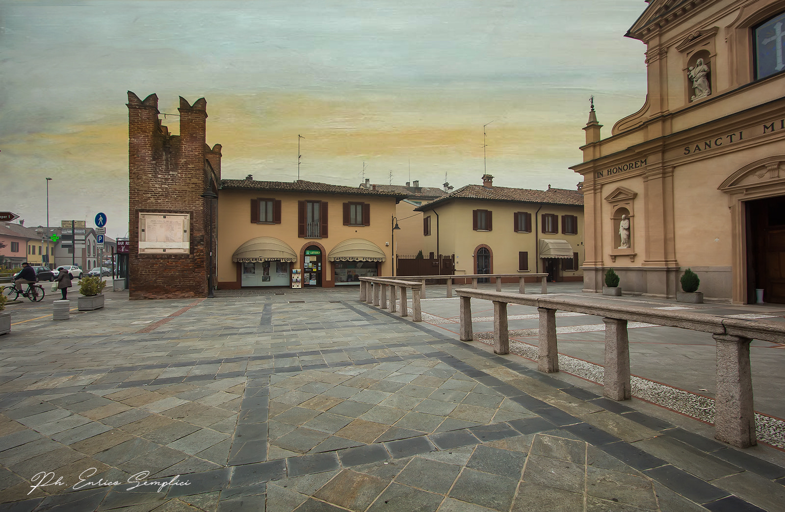 Canon EF-S 10-22mm F3.5-4.5 USM sample photo. La piazza con il torrione visconteo photography