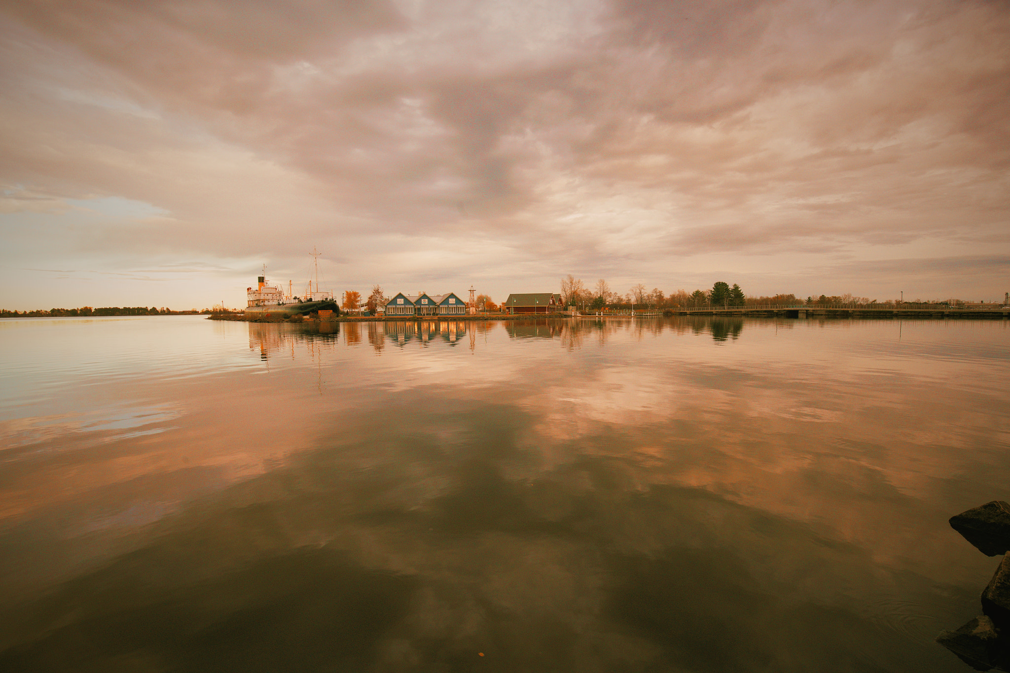 Canon EF 16-35mm F4L IS USM sample photo. The sunset at lake superior photography