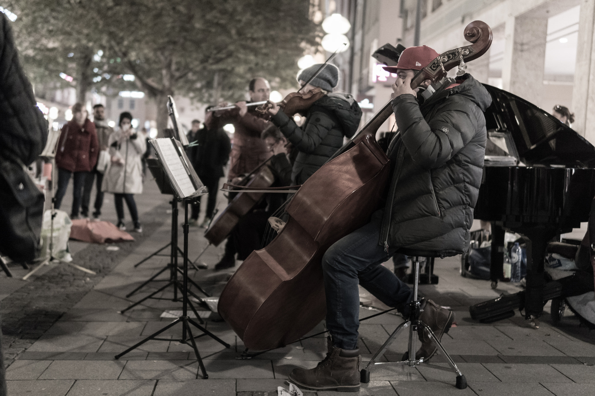 Sony a6300 + 30mm F1.4 DC DN | Contemporary 016 sample photo. Street musician photography