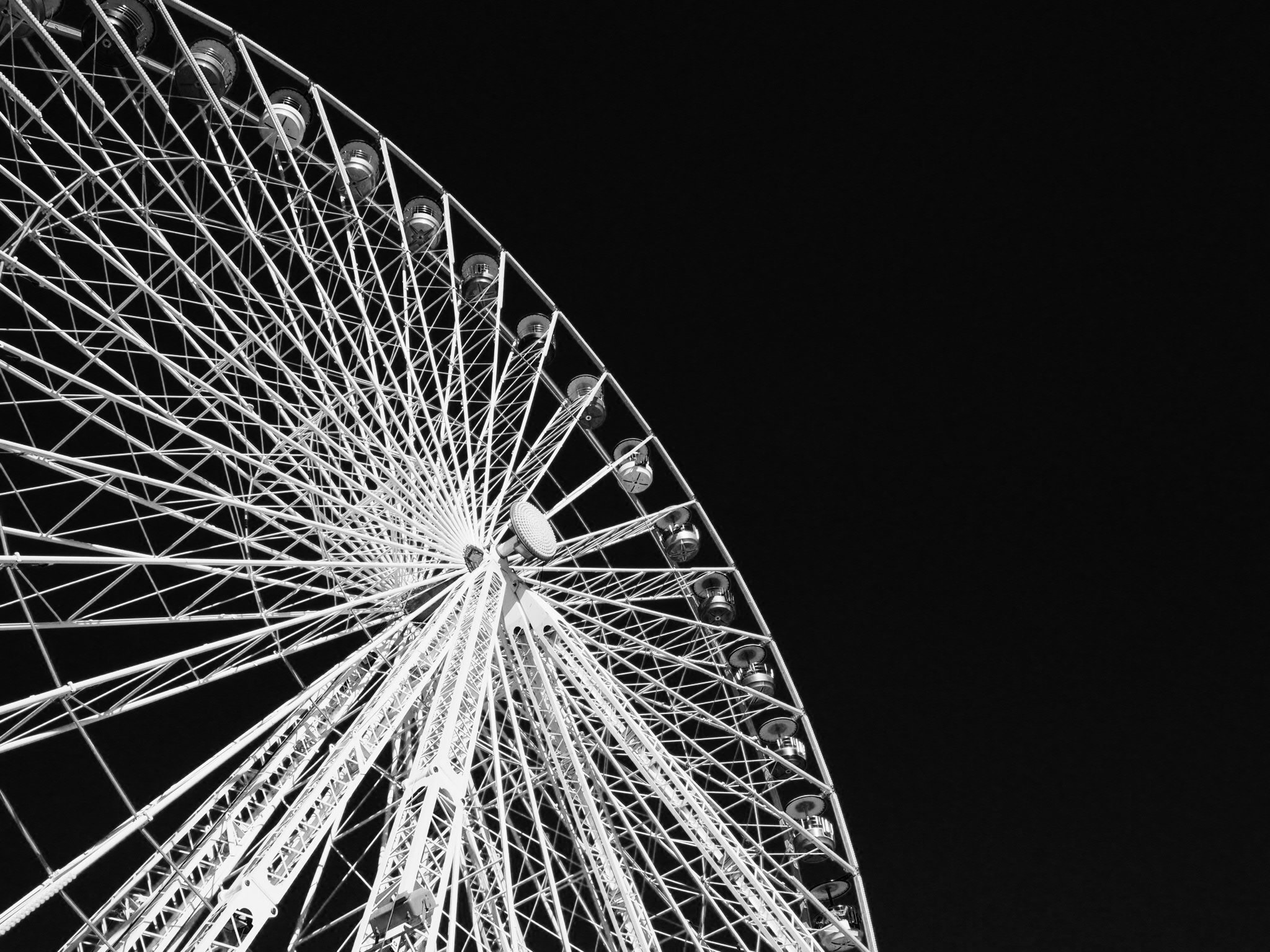 Olympus OM-D E-M10 II sample photo. Ferry wheel in black+white photography