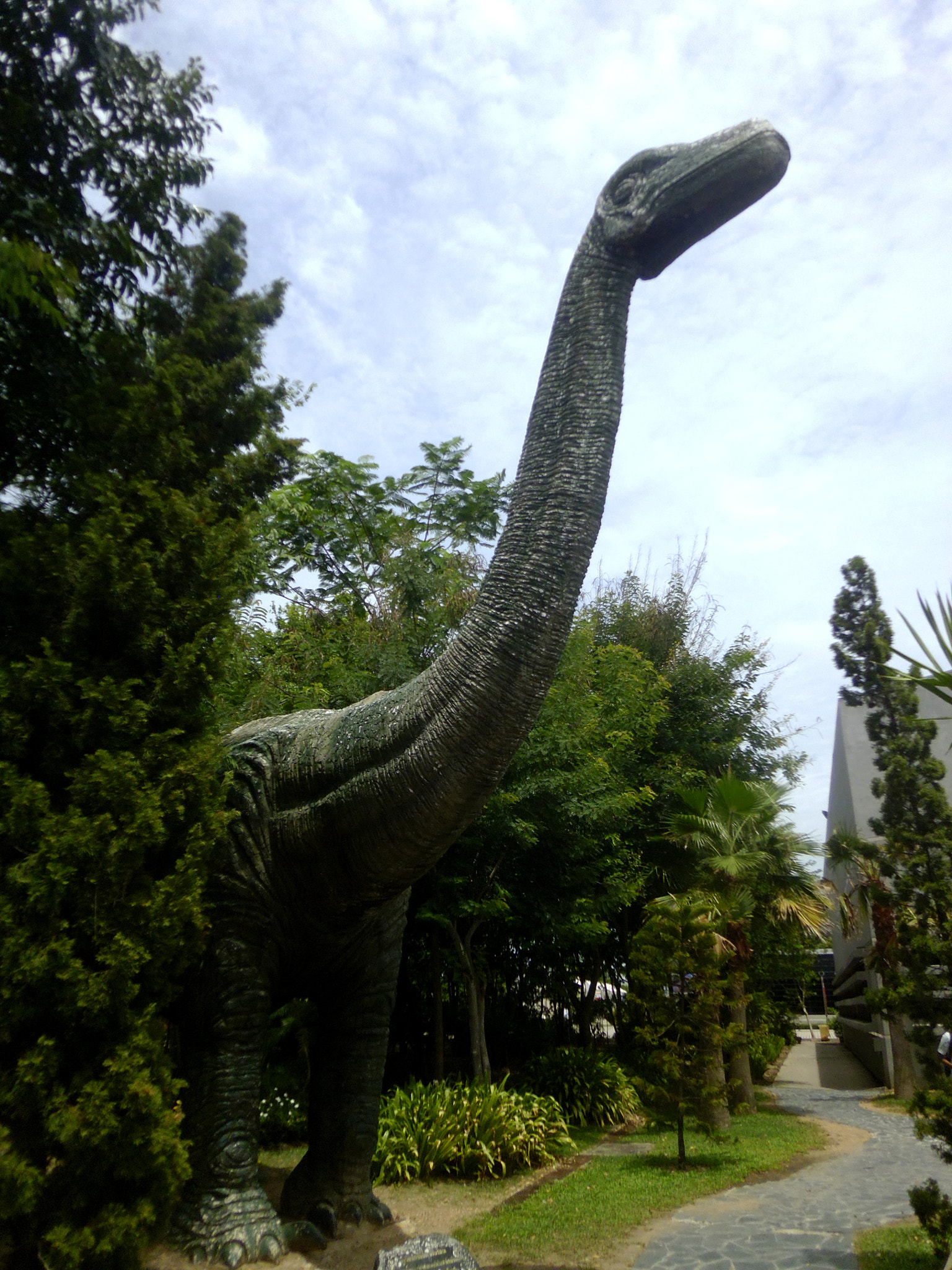 Panasonic DMC-LS5 sample photo. Dinosaur sculpture photography