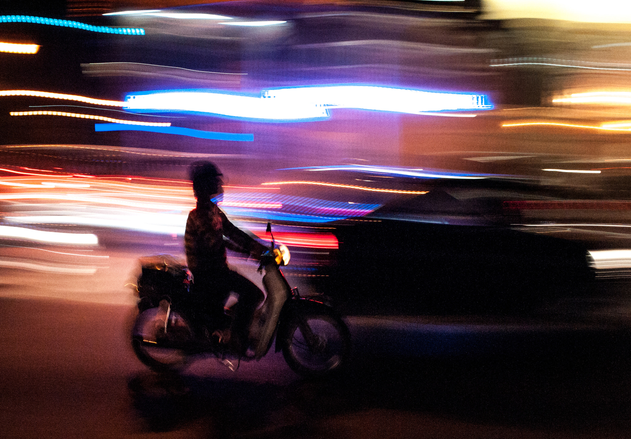 Sony Alpha DSLR-A700 + Sony DT 35mm F1.8 SAM sample photo. Moto at night photography