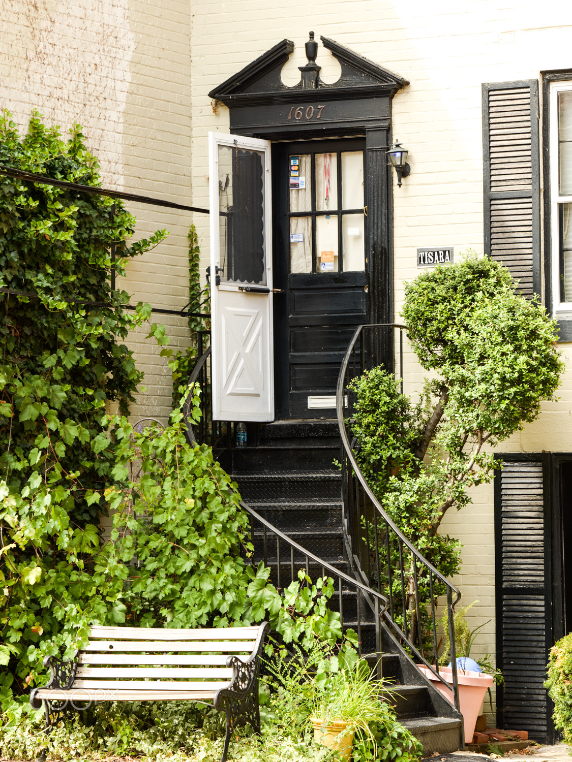 Nikon AF-S Nikkor 70-200mm F4G ED VR sample photo. Door photography