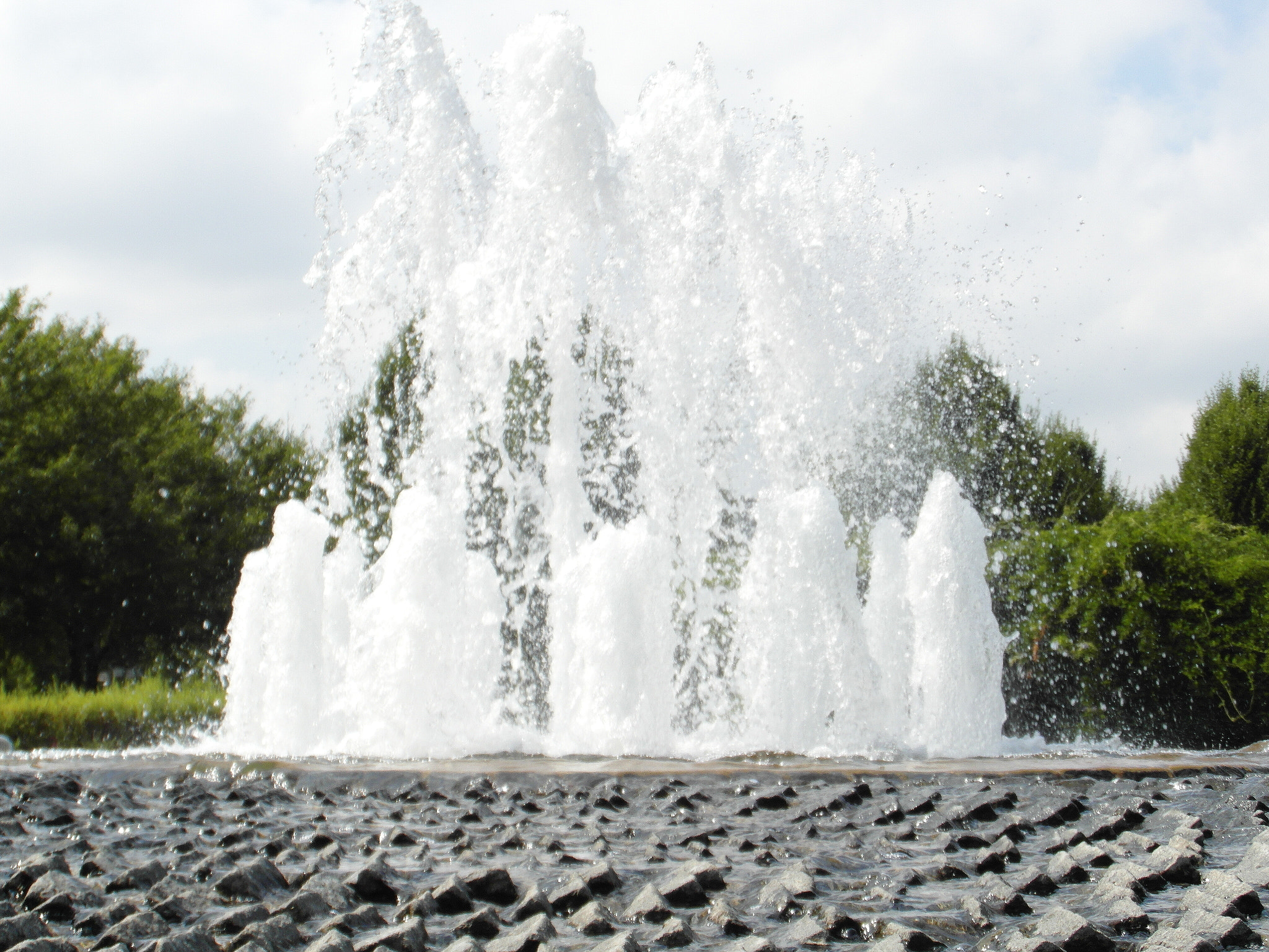 Samsung WB750 sample photo. Fountain in the park photography