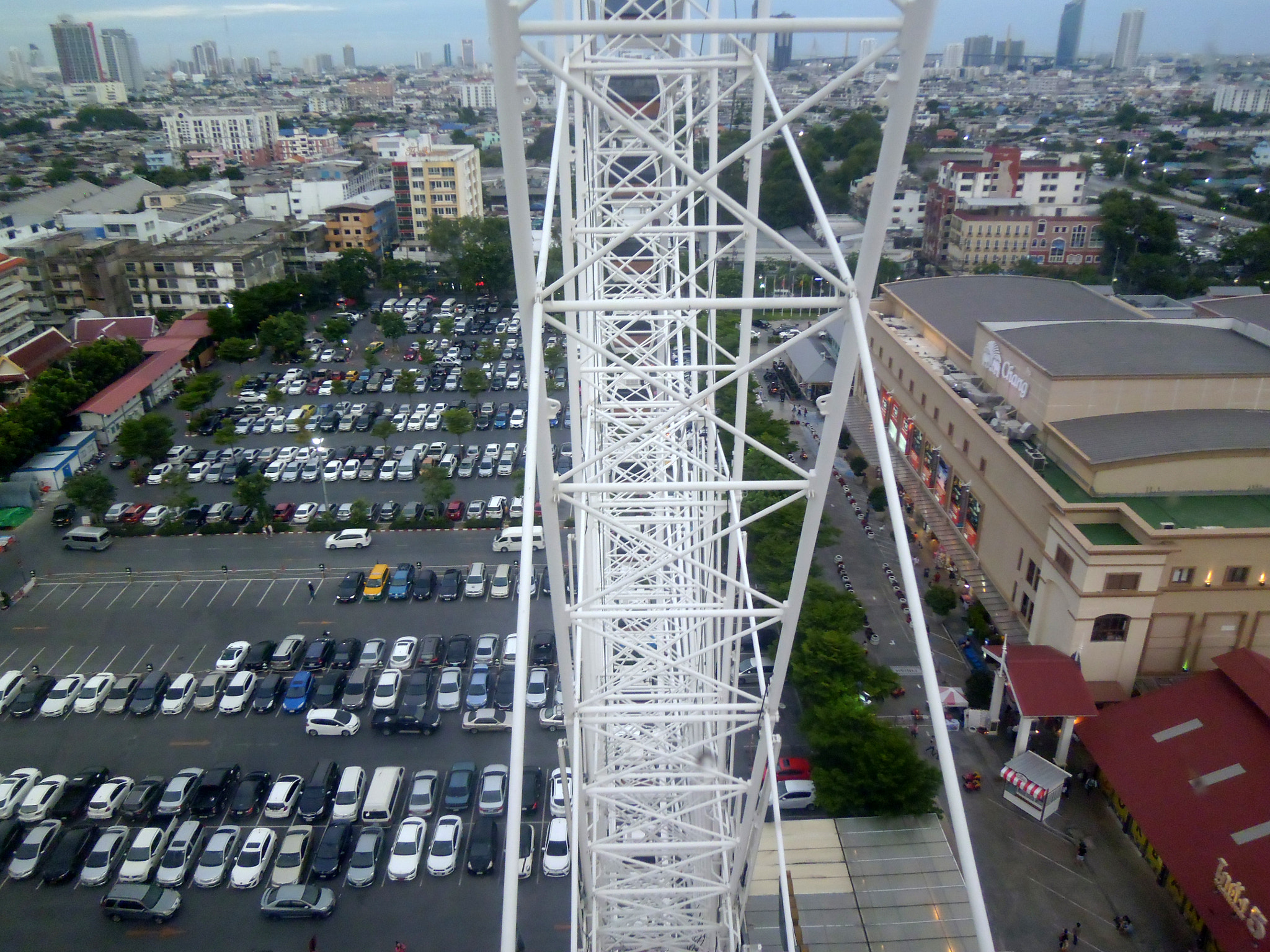 Panasonic DMC-LS5 sample photo. Mekong big wheel view photography