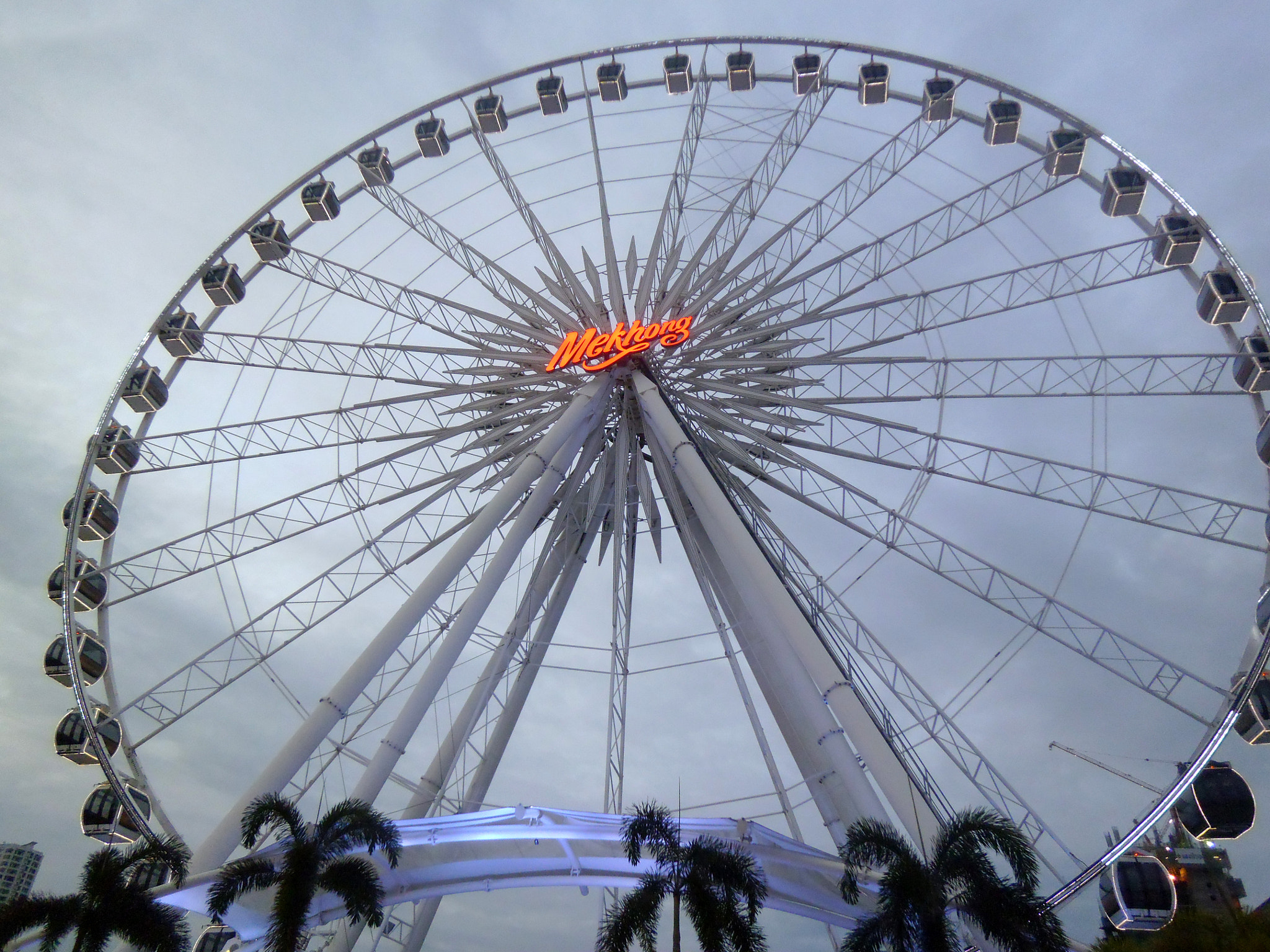 Panasonic DMC-LS5 sample photo. Mekong big wheel photography