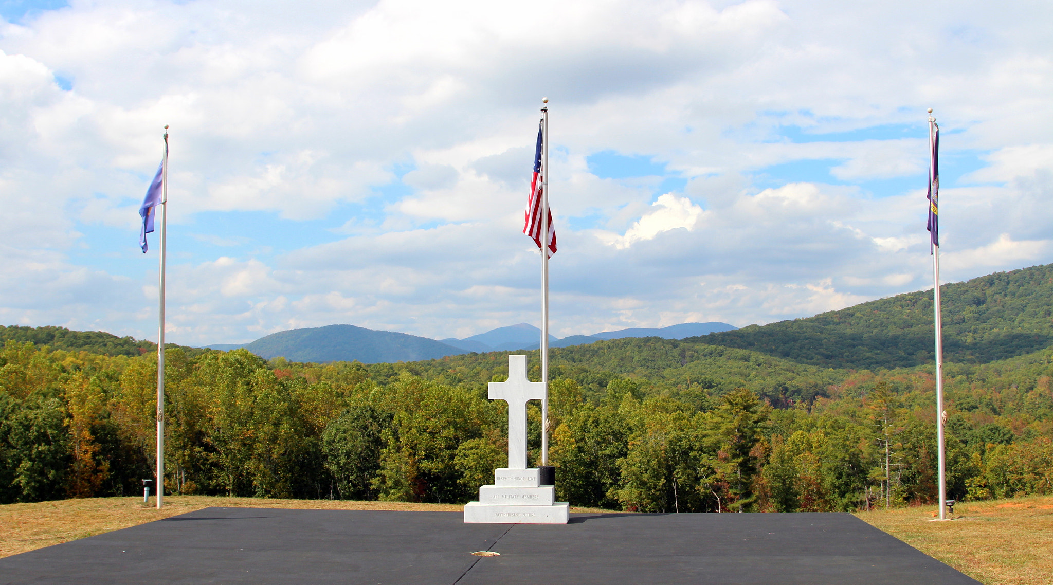 Canon EOS 700D (EOS Rebel T5i / EOS Kiss X7i) + Canon EF 24-105mm F4L IS USM sample photo. Flags overlooking the mountain photography
