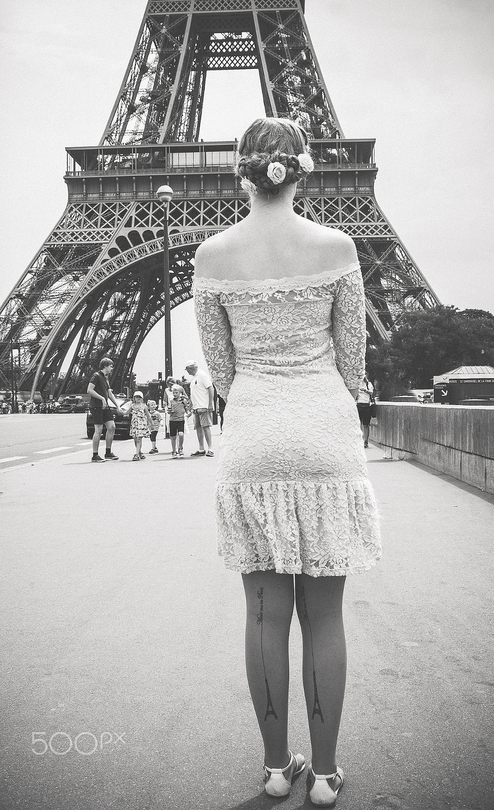 Sigma 24-70mm F2.8 EX DG Macro sample photo. Woman at the eiffel tower photography