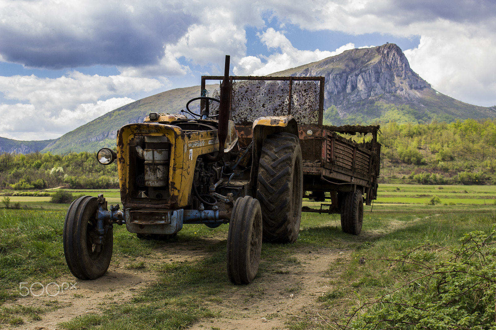 Canon EOS 600D (Rebel EOS T3i / EOS Kiss X5) sample photo. Tractor photography