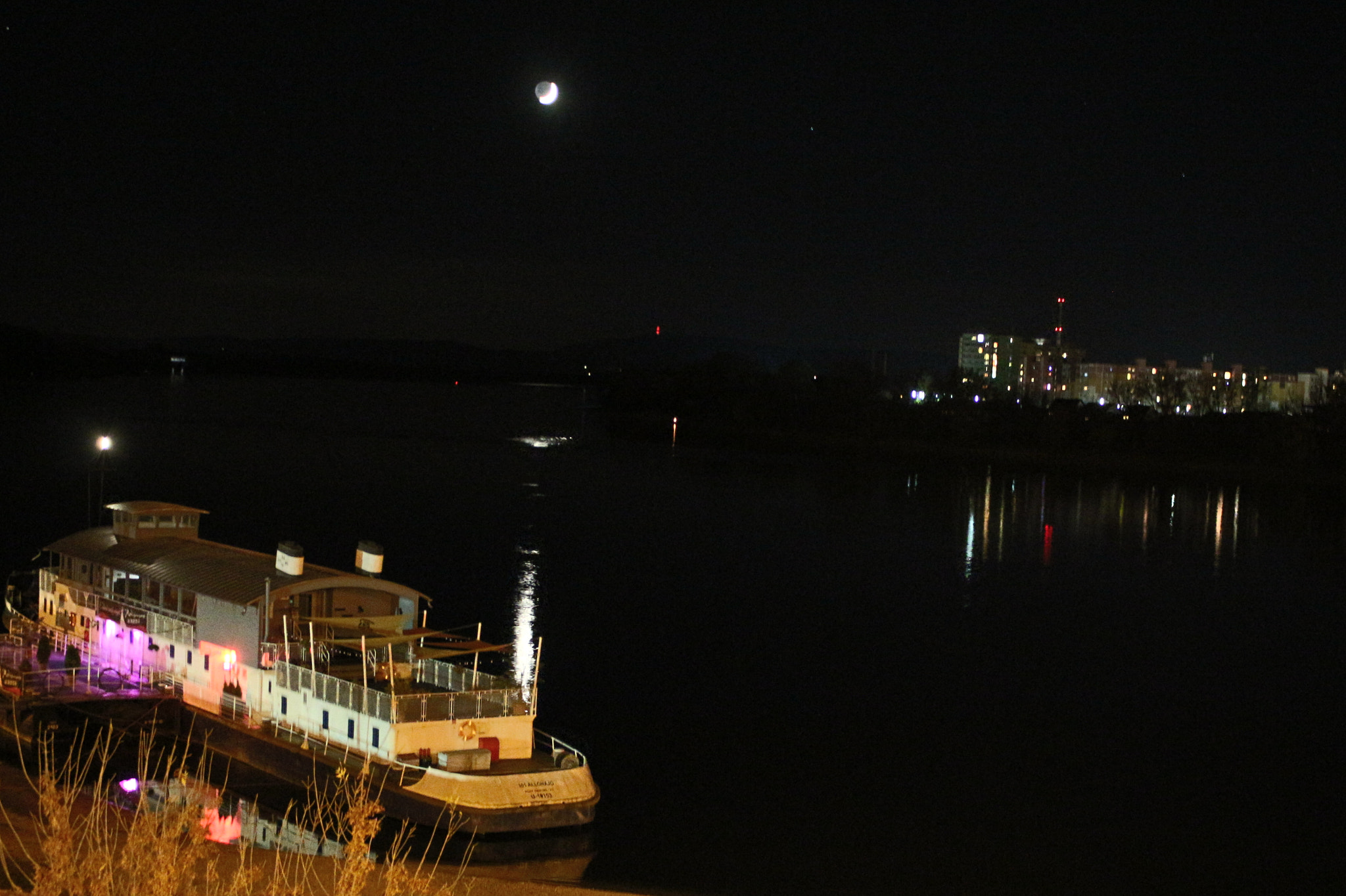 Canon EOS 650D (EOS Rebel T4i / EOS Kiss X6i) sample photo. The riverside photography