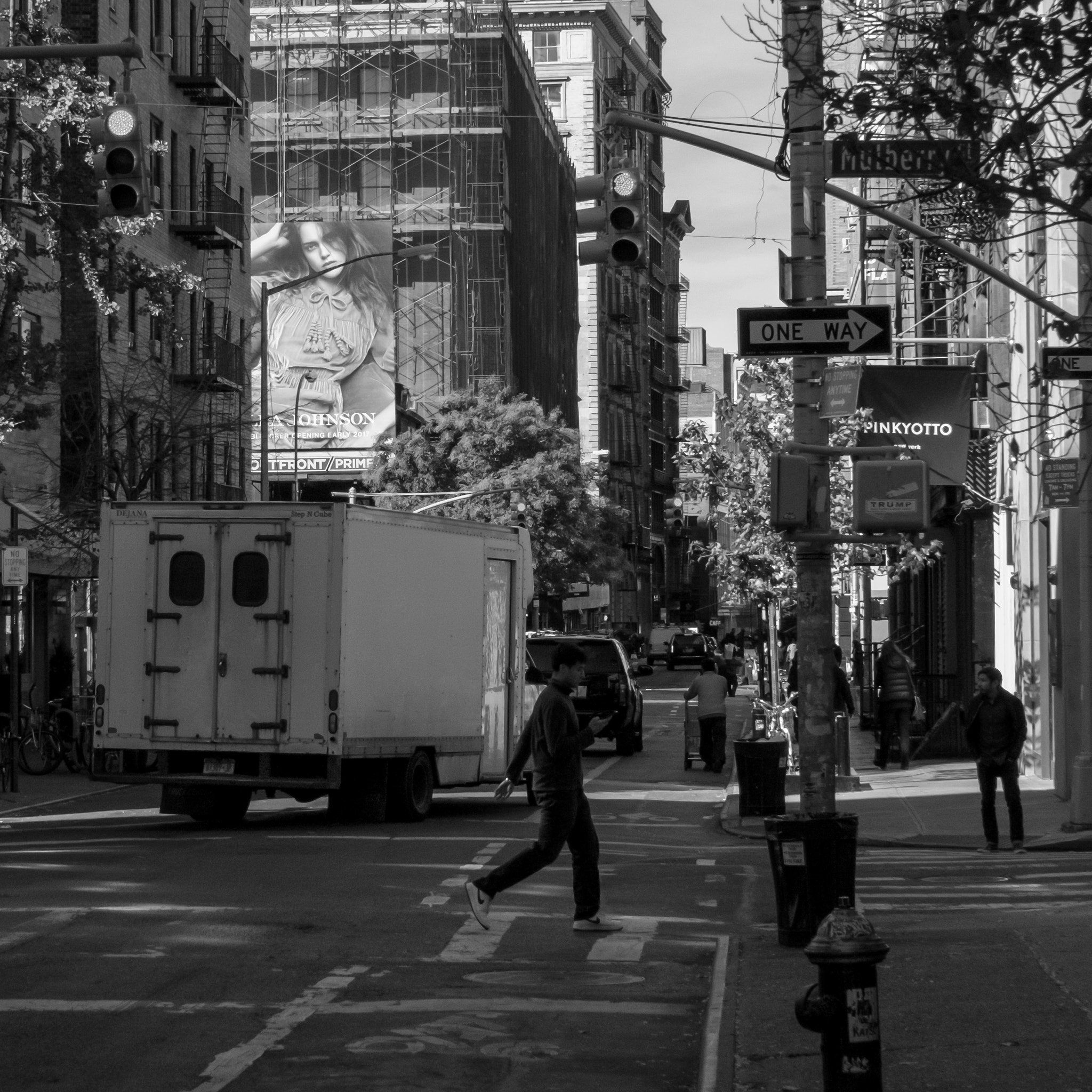 Fujifilm XC 16-50mm F3.5-5.6 OIS sample photo. Life moment in mulberry street photography