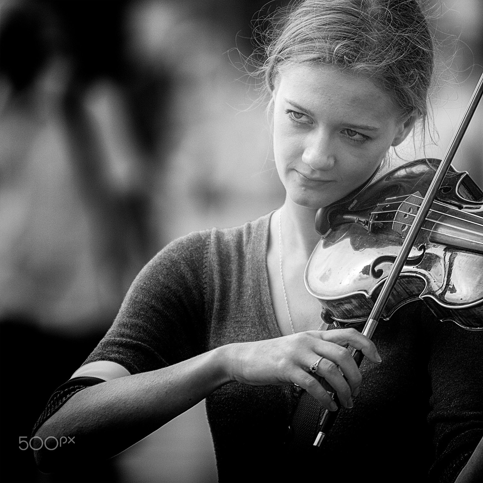 Pentax K20D + Tamron SP AF 70-200mm F2.8 Di LD (IF) MACRO sample photo. The violinist photography