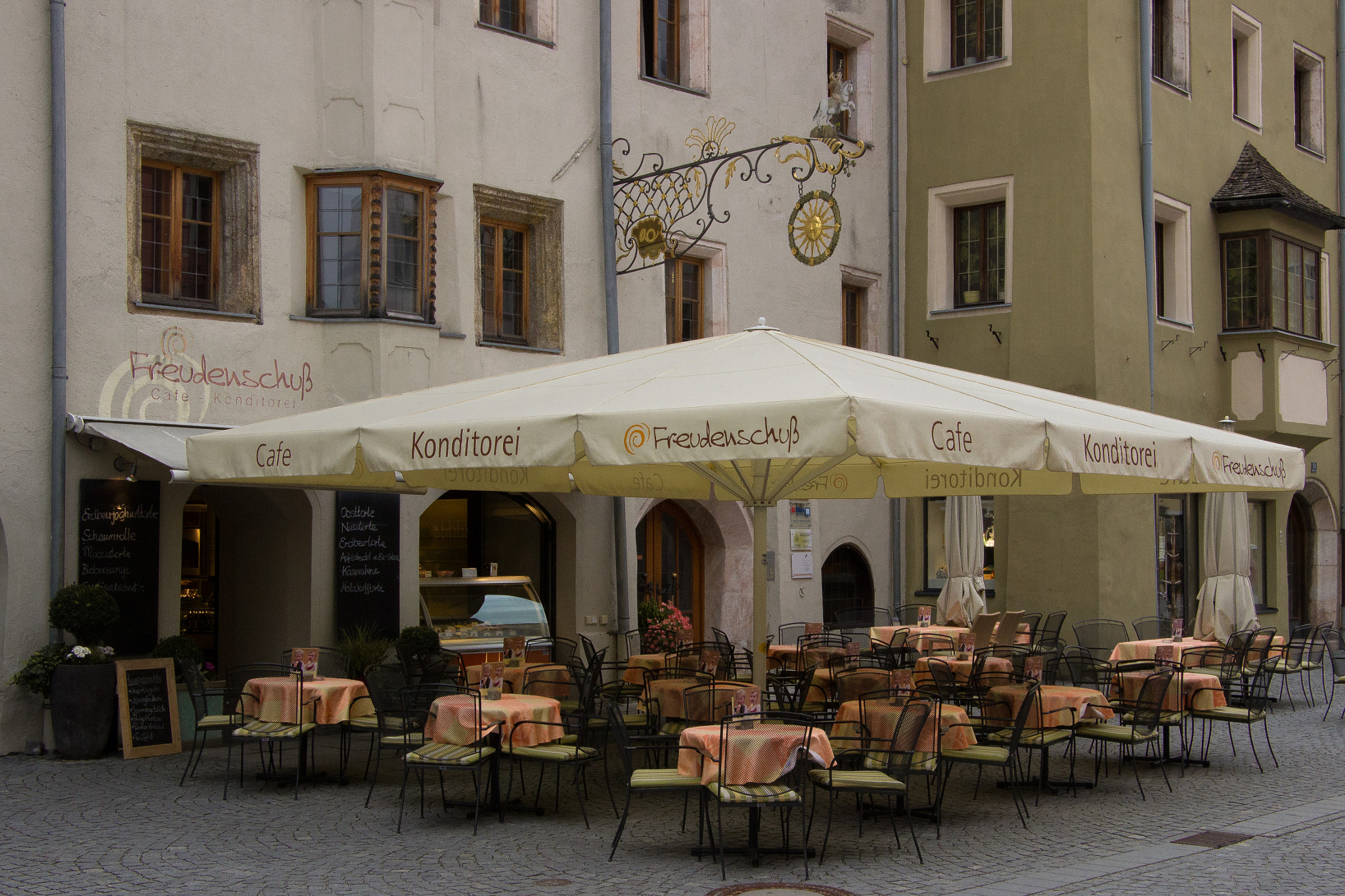 Canon EOS 600D (Rebel EOS T3i / EOS Kiss X5) sample photo. Village cafe photography