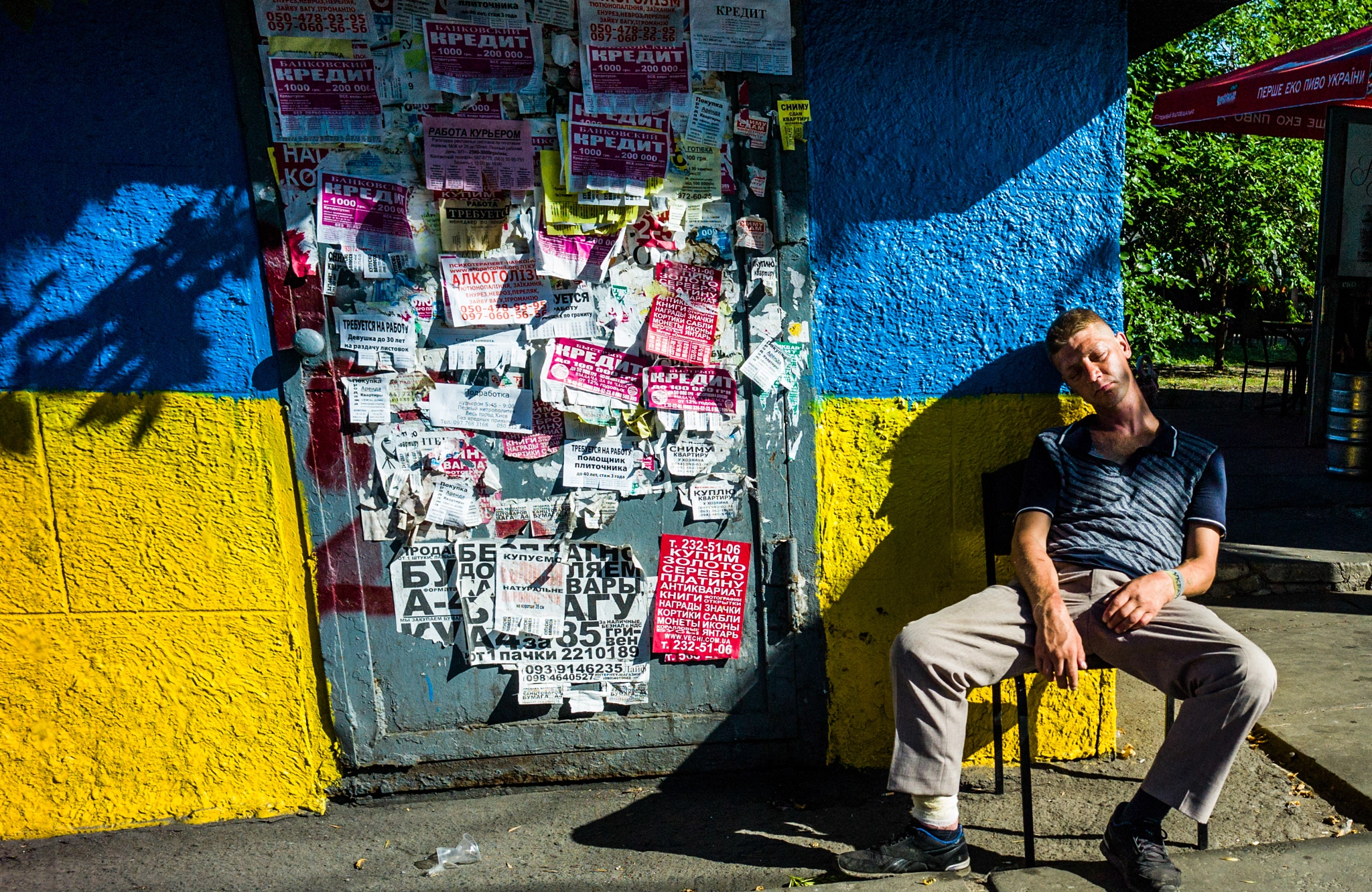 Leica M9 + Tele-Elmarit-M 90mm f/2.8 (II) sample photo. Man sleeping in kiev. photography