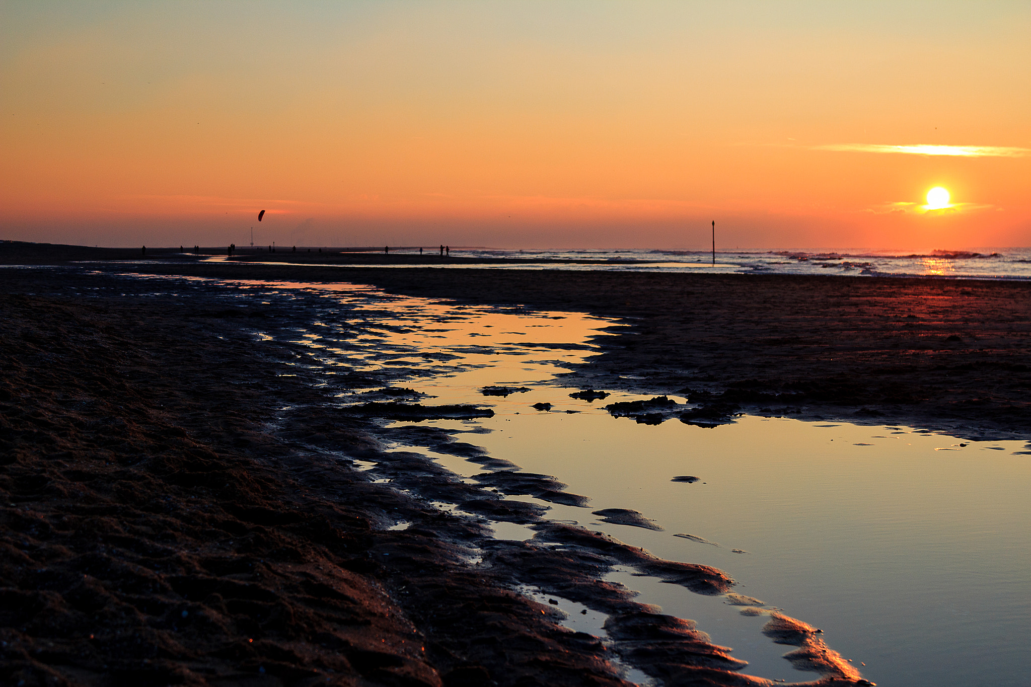 Canon EOS 1200D (EOS Rebel T5 / EOS Kiss X70 / EOS Hi) sample photo. A cool sunset at scheveningen photography