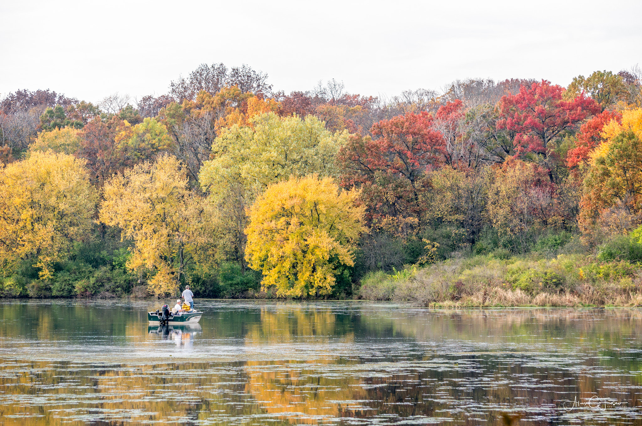 Sony Alpha NEX-6 + Sony E 55-210mm F4.5-6.3 OSS sample photo. Fishing awash in autumn photography