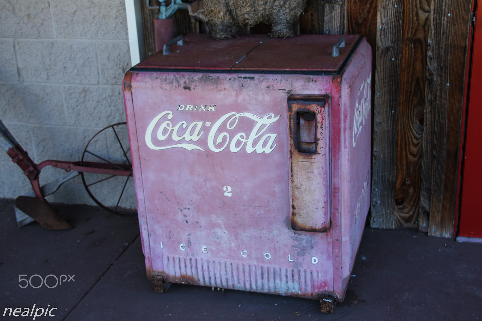 Canon EOS 1100D (EOS Rebel T3 / EOS Kiss X50) sample photo. Old coke mechine photography