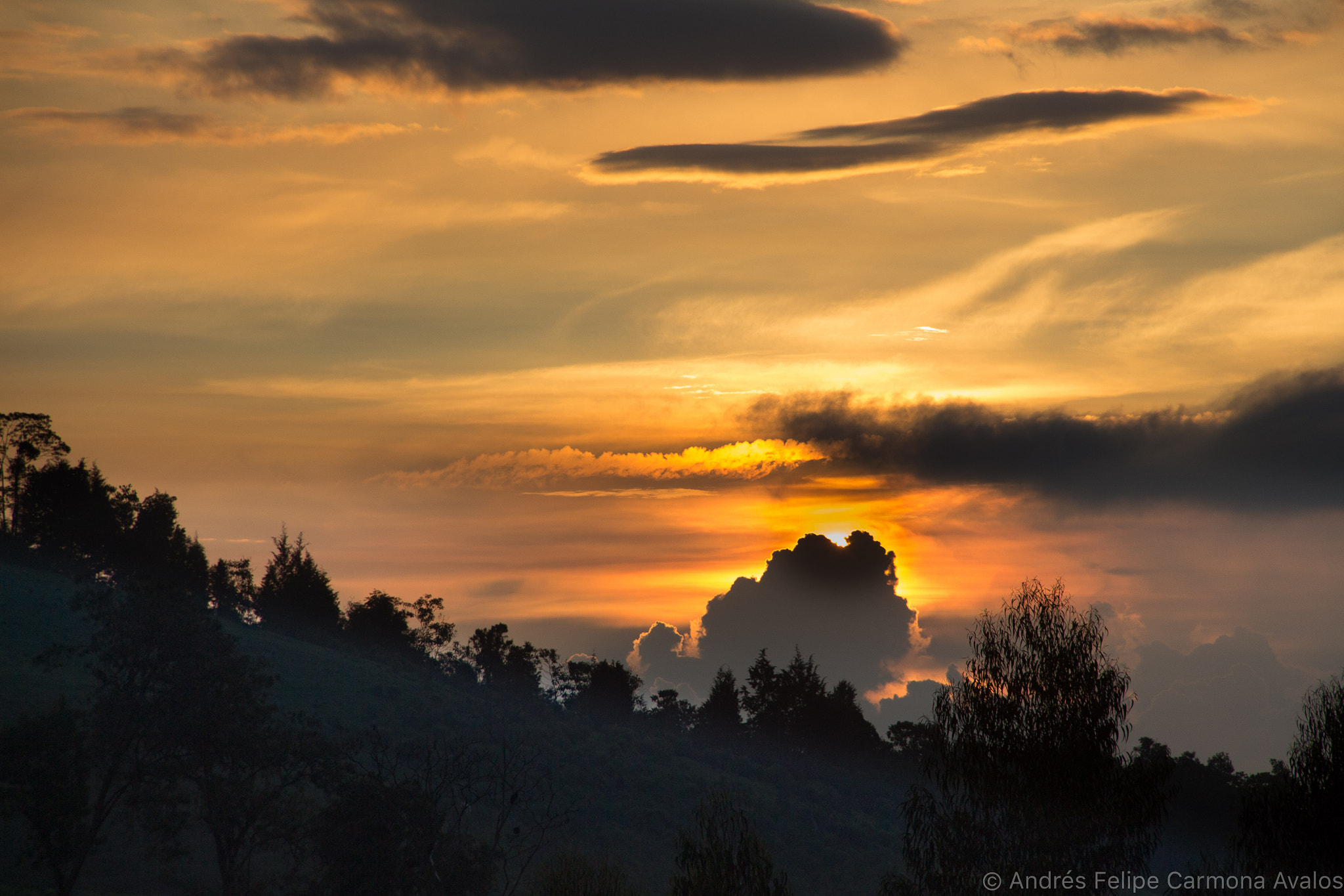 Canon EOS 700D (EOS Rebel T5i / EOS Kiss X7i) sample photo. Sunset behind the mountains photography
