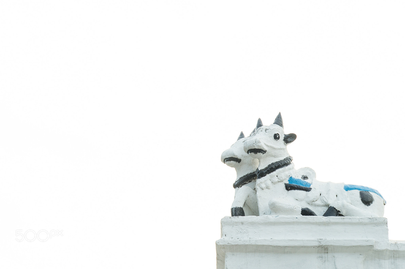 Tamron 18-270mm F3.5-6.3 Di II PZD sample photo. Bull statue photography