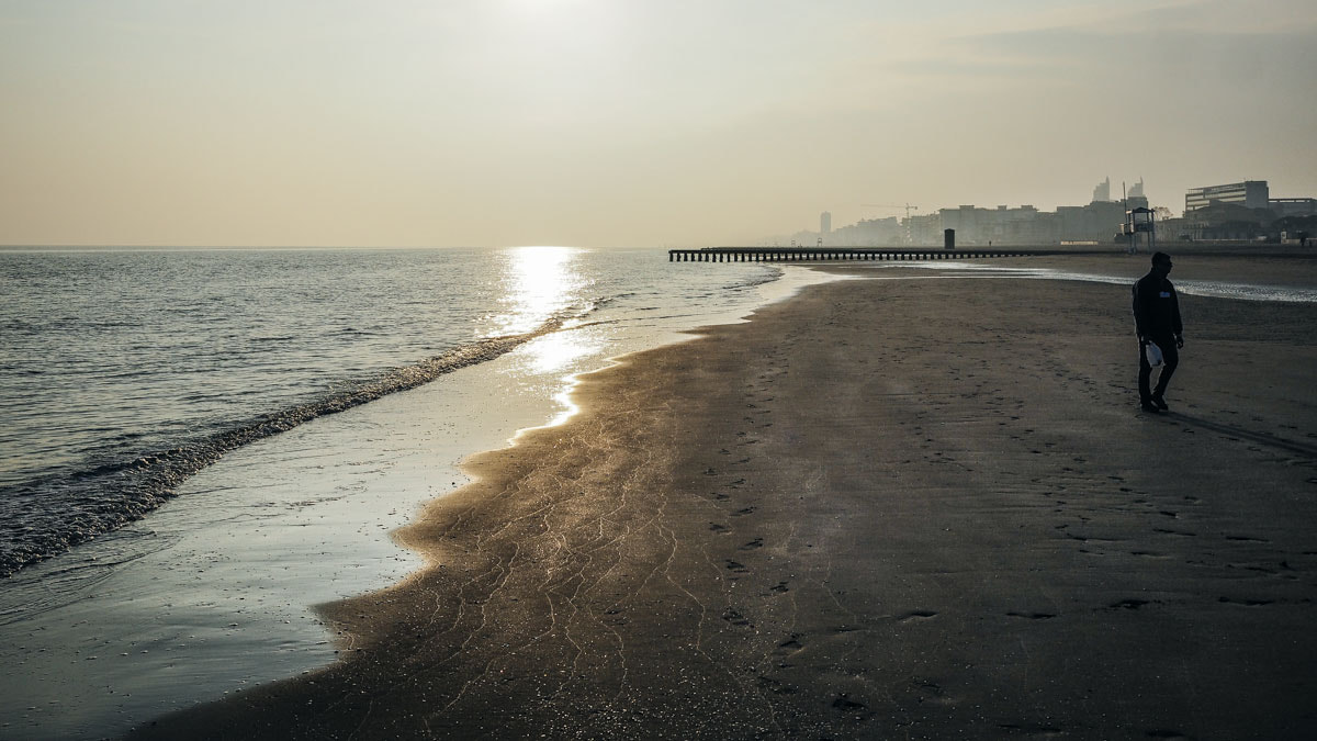 Olympus OM-D E-M5 II + Olympus M.Zuiko Digital 17mm F1.8 sample photo. Walking by the sea photography