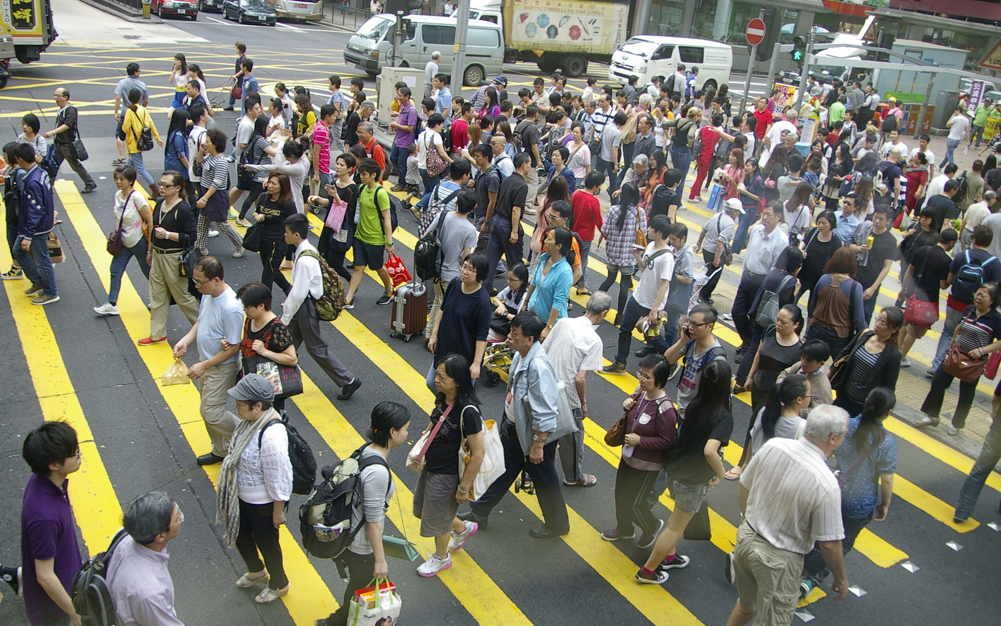 Pentax *ist DS sample photo. Hongkong> daily crowds photography