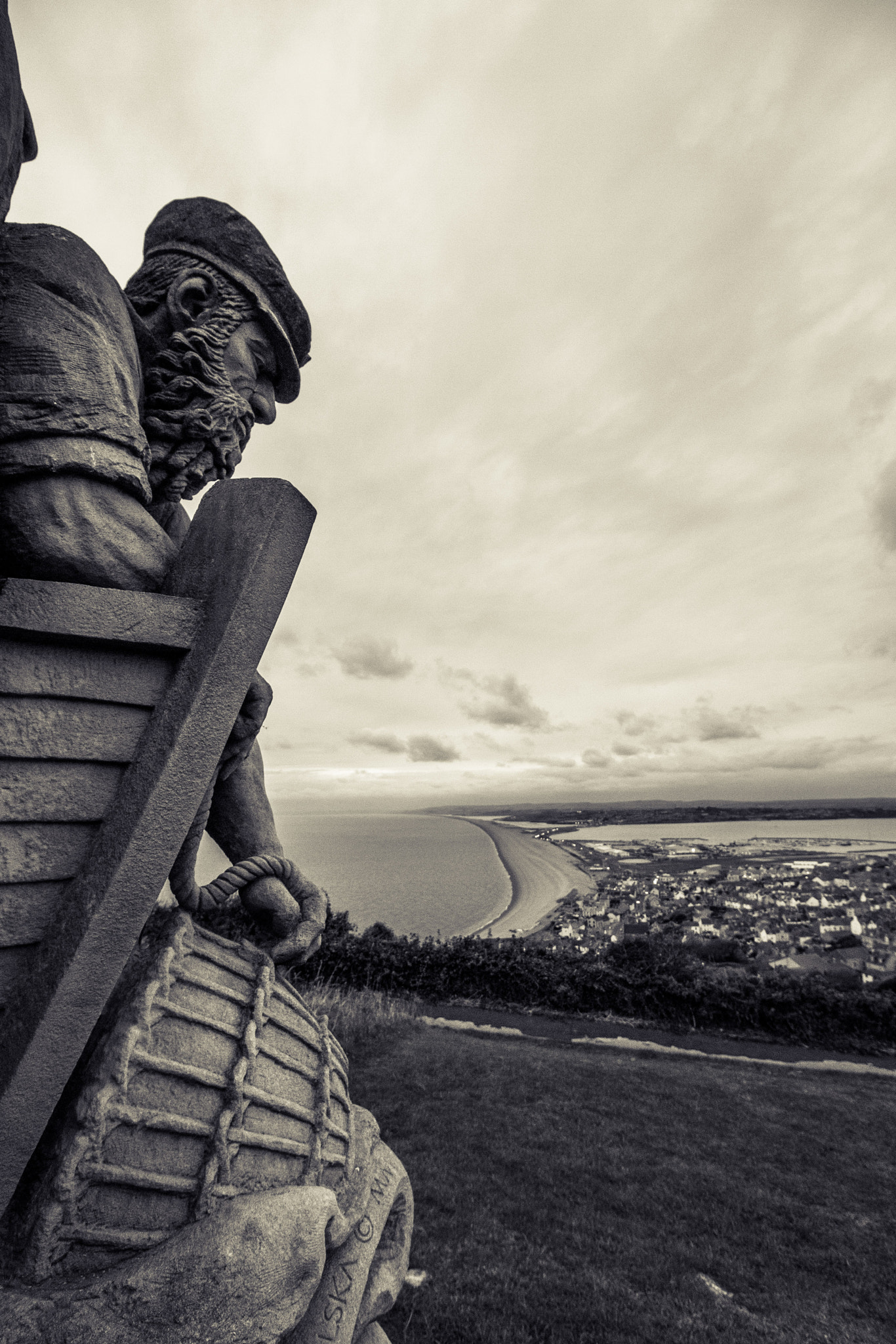 Canon EOS 1100D (EOS Rebel T3 / EOS Kiss X50) + Canon EF-S 10-18mm F4.5–5.6 IS STM sample photo. Statue watching over chesil beach photography