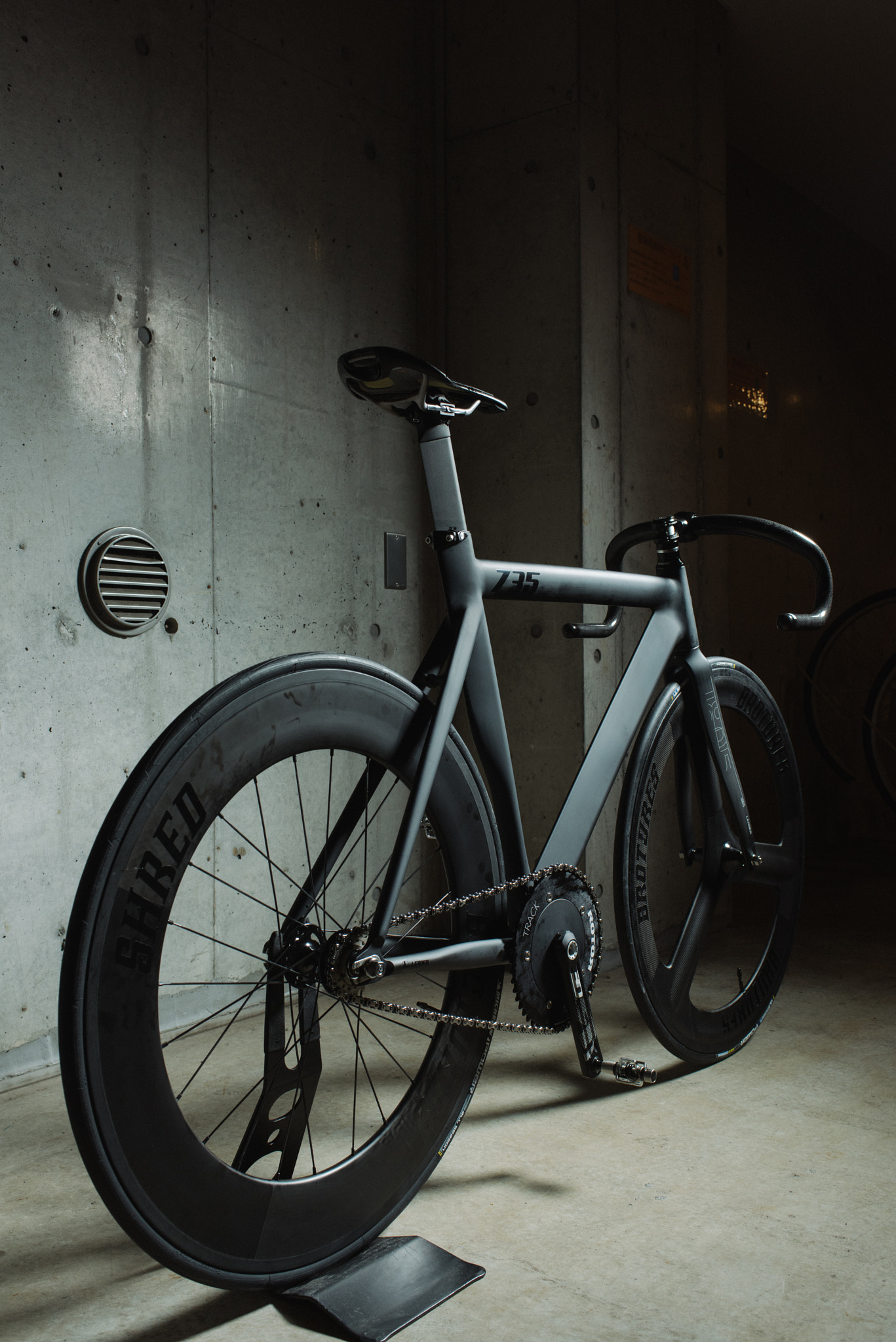 Nikon AF-S Nikkor 35mm F1.8G ED sample photo. Leader 735 laced with brotures carbon rims photography