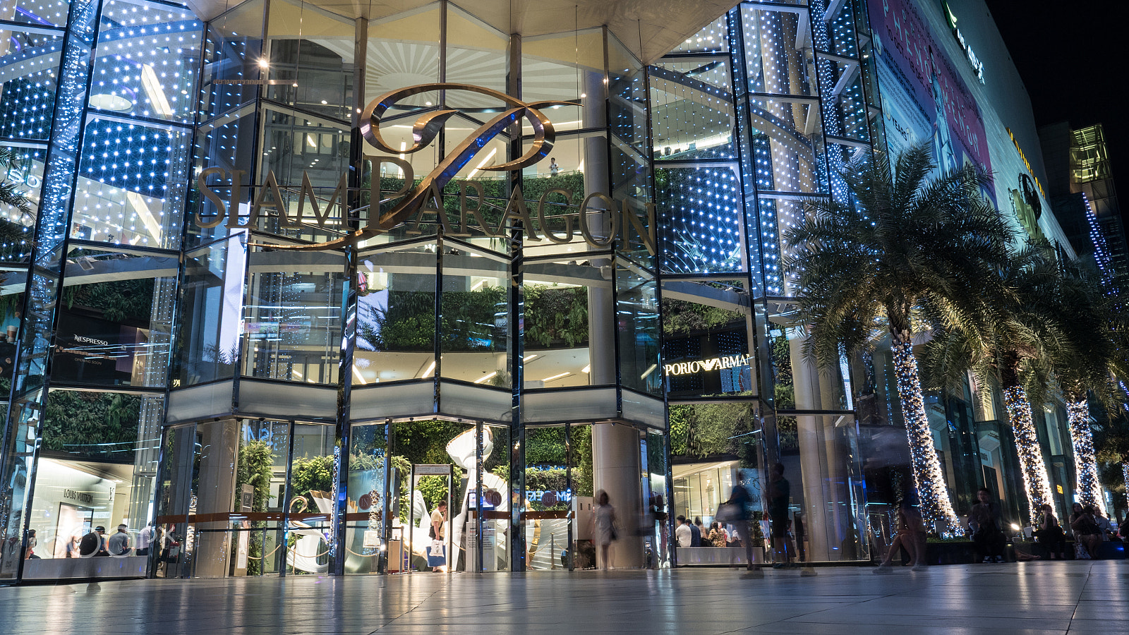 Panasonic Lumix DMC-GH4 + Olympus M.Zuiko Digital ED 7-14mm F2.8 PRO sample photo. Entrance to siam paragon mall, night bangkok photography