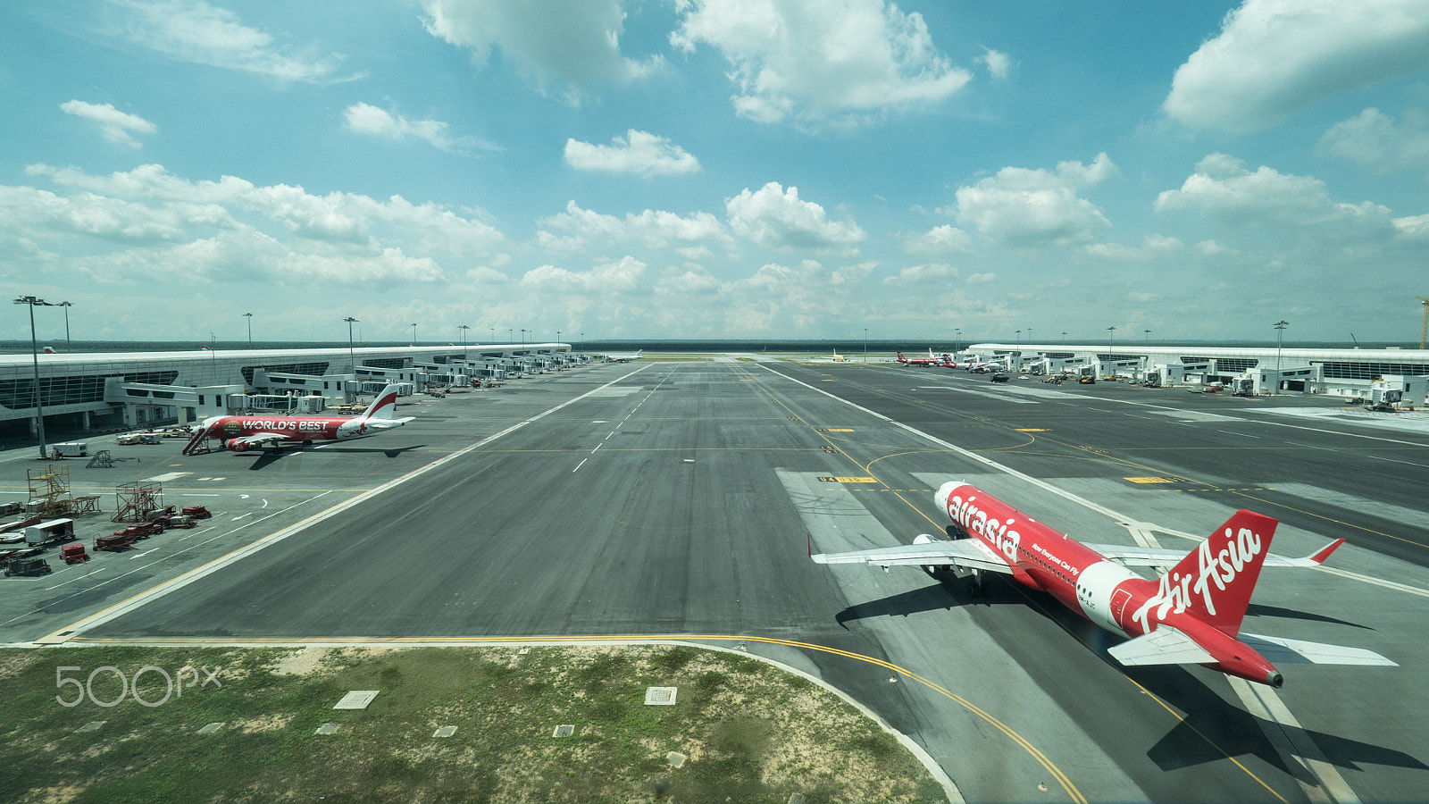 Panasonic Lumix DMC-GH4 + Olympus M.Zuiko Digital ED 7-14mm F2.8 PRO sample photo. Planes on flying line in kuala lumpur airport photography