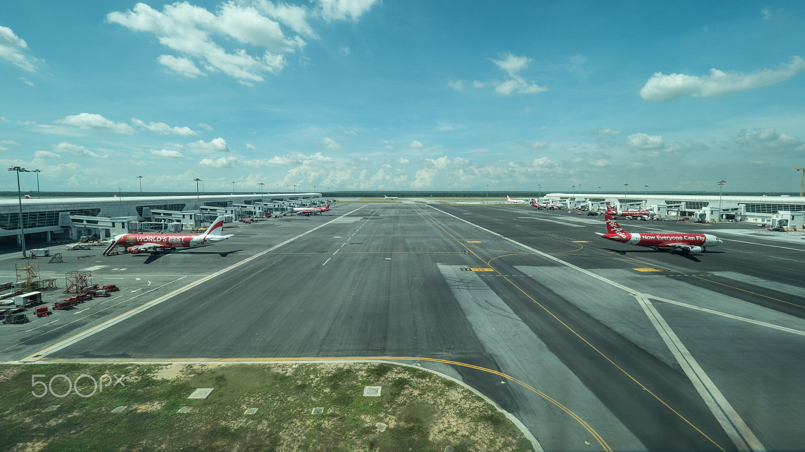 Panasonic Lumix DMC-GH4 + Olympus M.Zuiko Digital ED 7-14mm F2.8 PRO sample photo. Flying line with planes in kuala lumpur airport photography