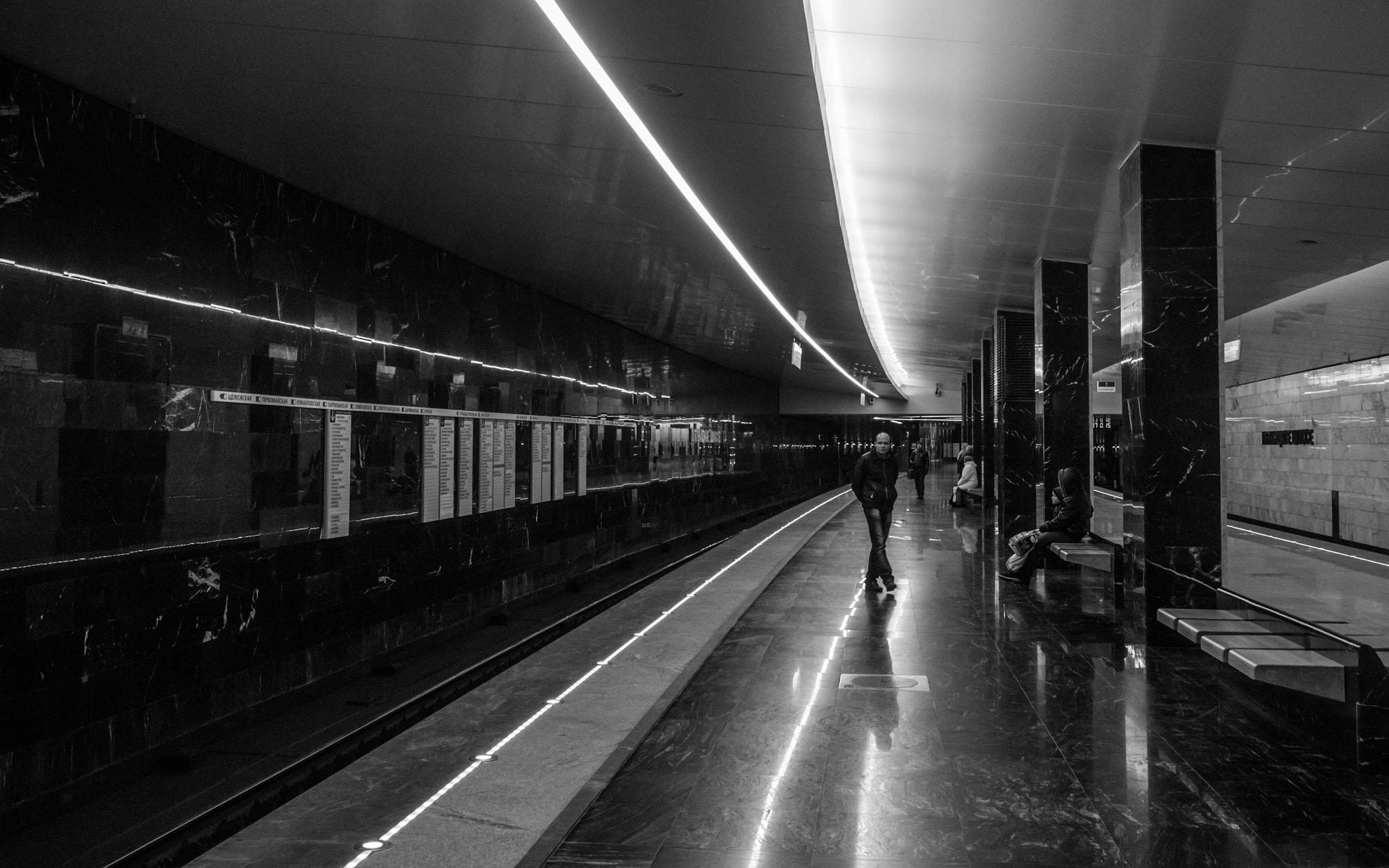 Panasonic Lumix DMC-GH4 + Olympus M.Zuiko Digital ED 12-40mm F2.8 Pro sample photo. Waiting for the train photography