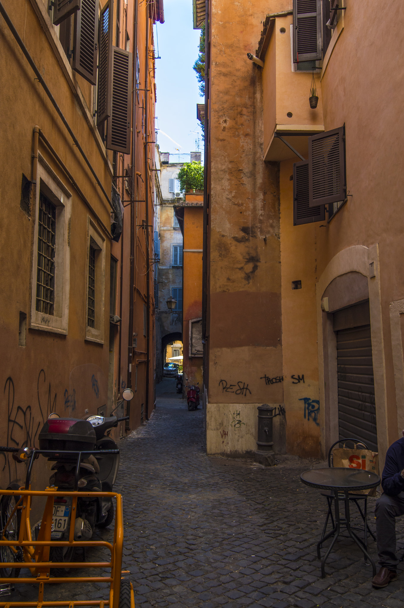 Nikon D3200 + Tokina AT-X 11-20 F2.8 PRO DX (AF 11-20mm f/2.8) sample photo. Streets of rome photography
