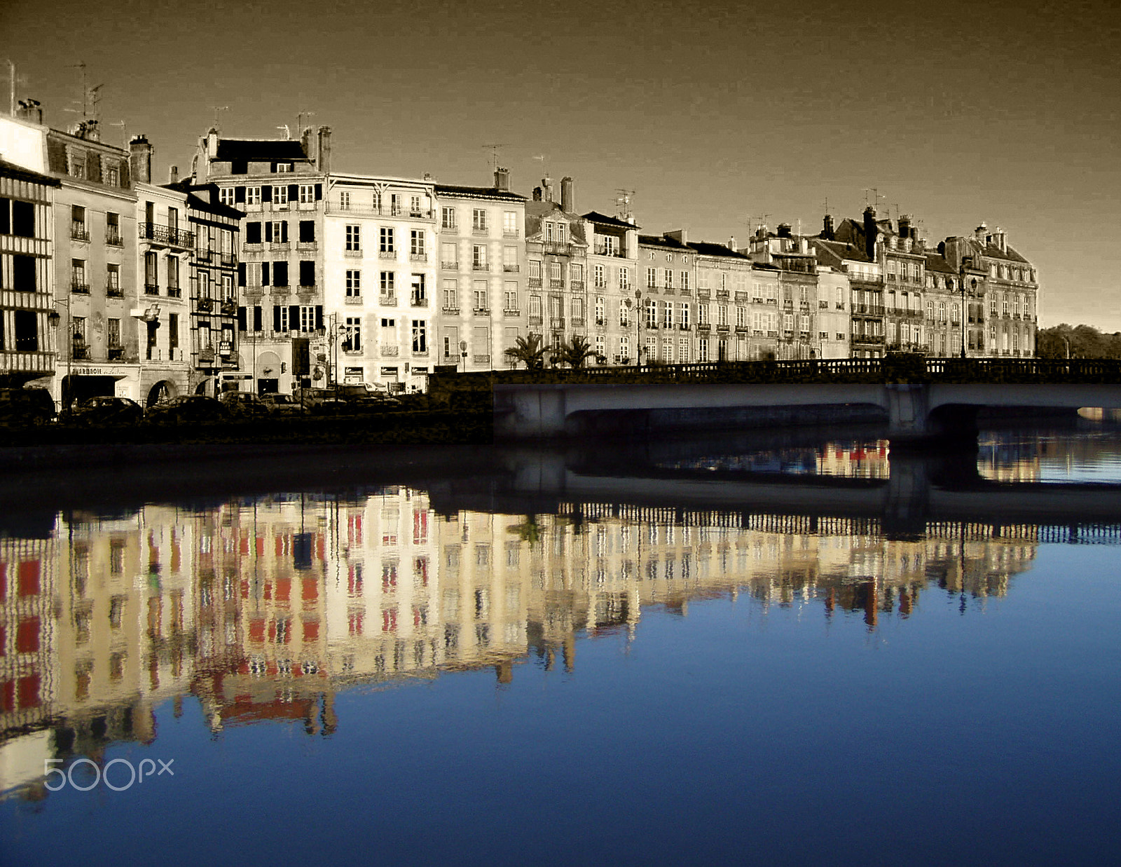 Olympus C720UZ sample photo. Bayonne noir et blanc, reflets couleurs photography