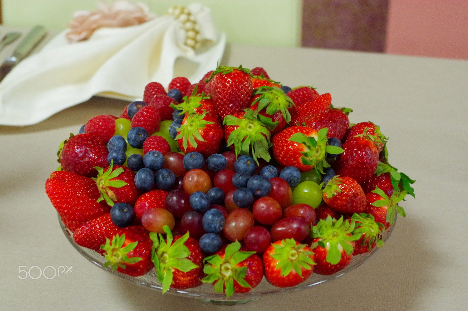 Pentax K-3 + smc PENTAX-DA L 18-55mm F3.5-5.6 AL WR sample photo. Fresh berries, blueberry, strawberry, raspberry in a glas bowl plate on gray table photography