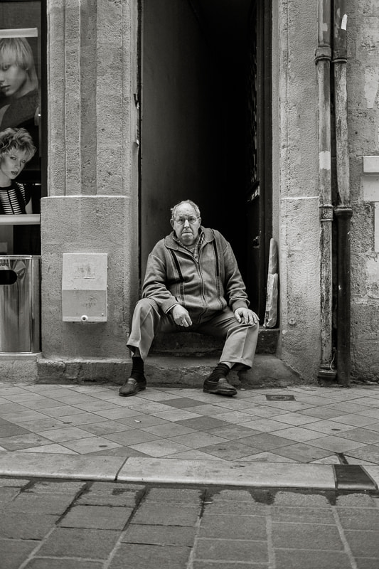 Fujifilm X-T1 + Fujifilm XF 27mm F2.8 sample photo. Vieil homme assis photography