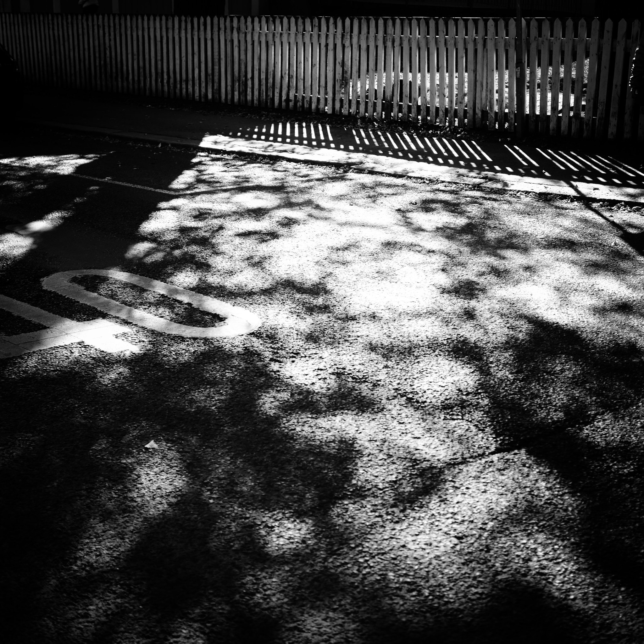 Fujifilm X-E2 + Fujifilm XF 27mm F2.8 sample photo. Fence photography