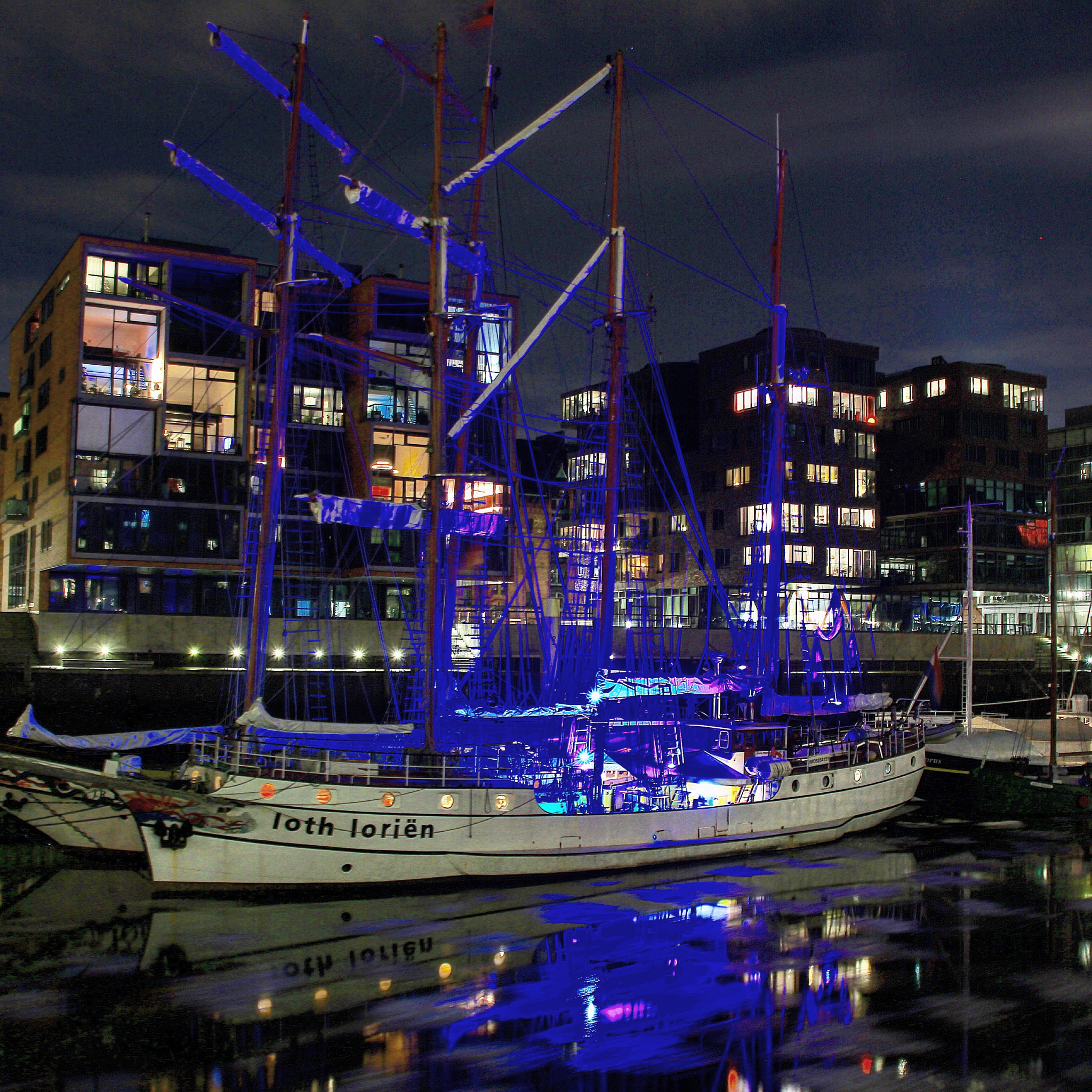 Canon EOS 7D + Canon 18-200mm sample photo. Abends werden vom deck aus die masten blau angestrahlt. hamburg hafen city photography